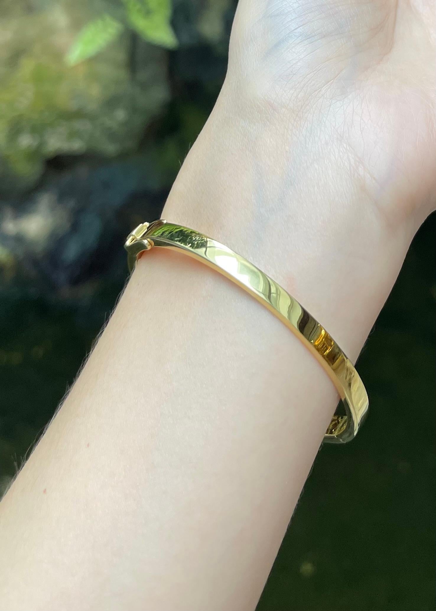 Taglio baguette Blue Sapphire with Diamond Bangle set in 18K Gold Setting in vendita