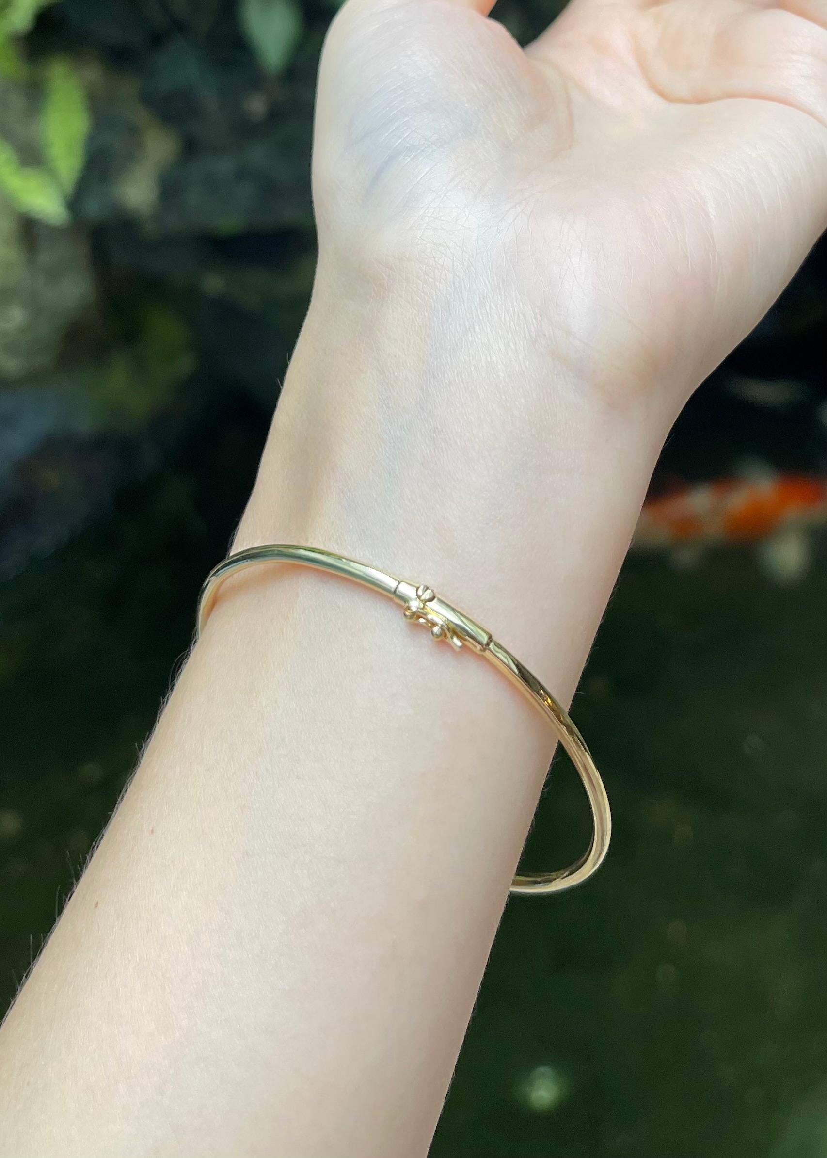 Taglio ovale Blue Sapphire with Diamond Bangle set in 18K Gold Setting in vendita