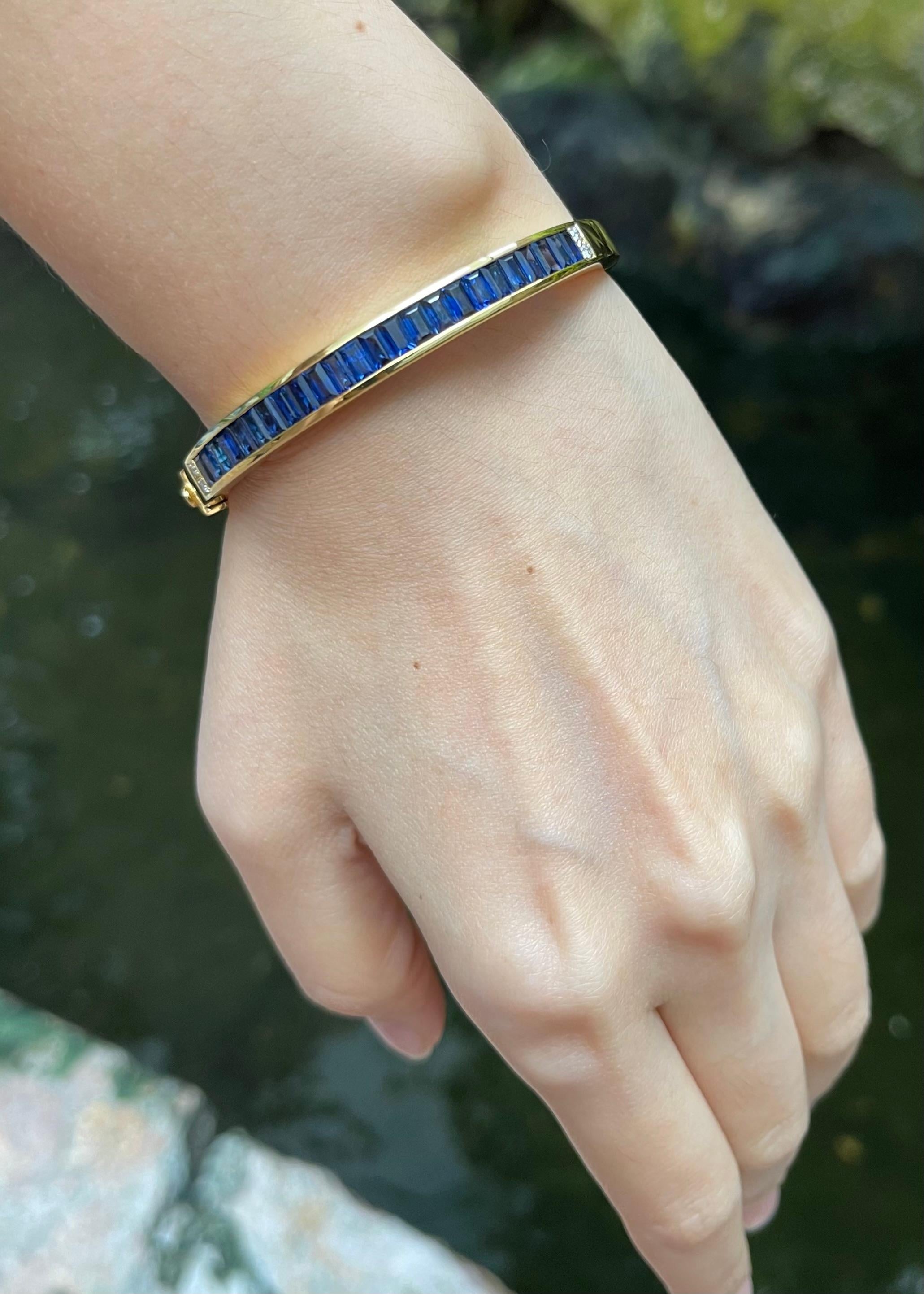 Blue Sapphire with Diamond Bangle set in 18K Gold Setting In condizioni Nuovo in vendita a Bangkok, TH