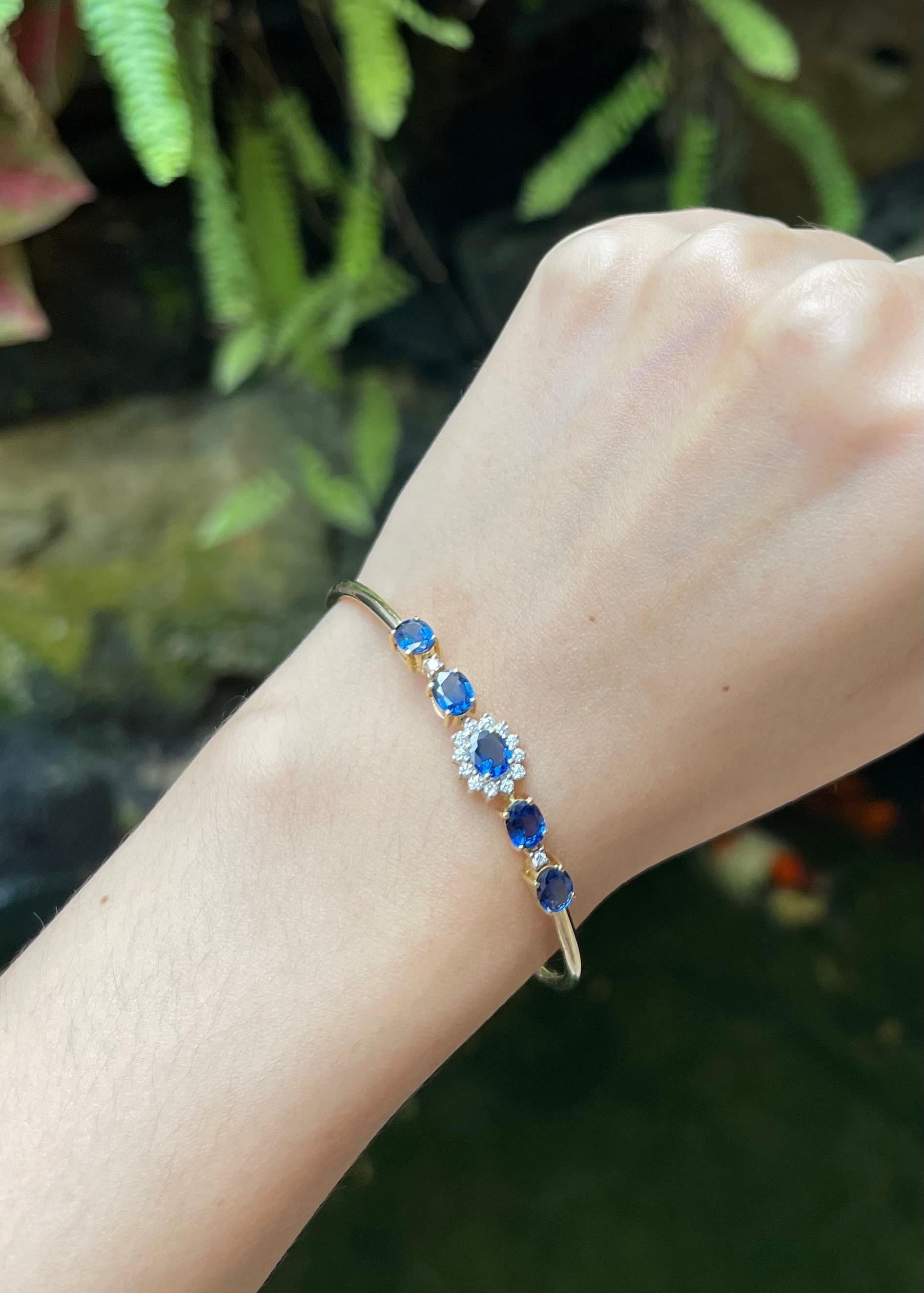Blue Sapphire with Diamond Bangle set in 18K Gold Setting In condizioni Nuovo in vendita a Bangkok, TH
