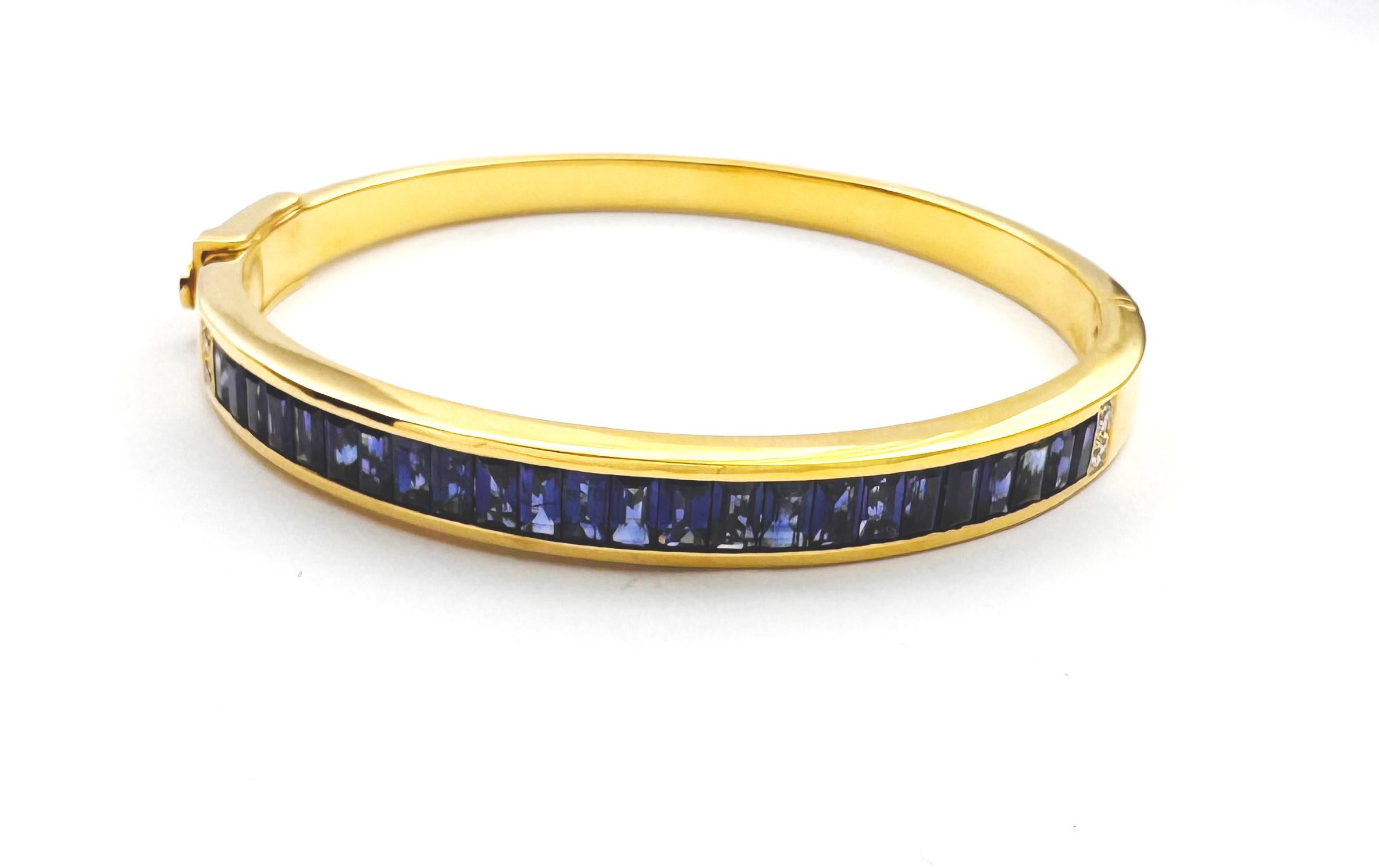 da uomo o donna Blue Sapphire with Diamond Bangle set in 18K Gold Setting in vendita