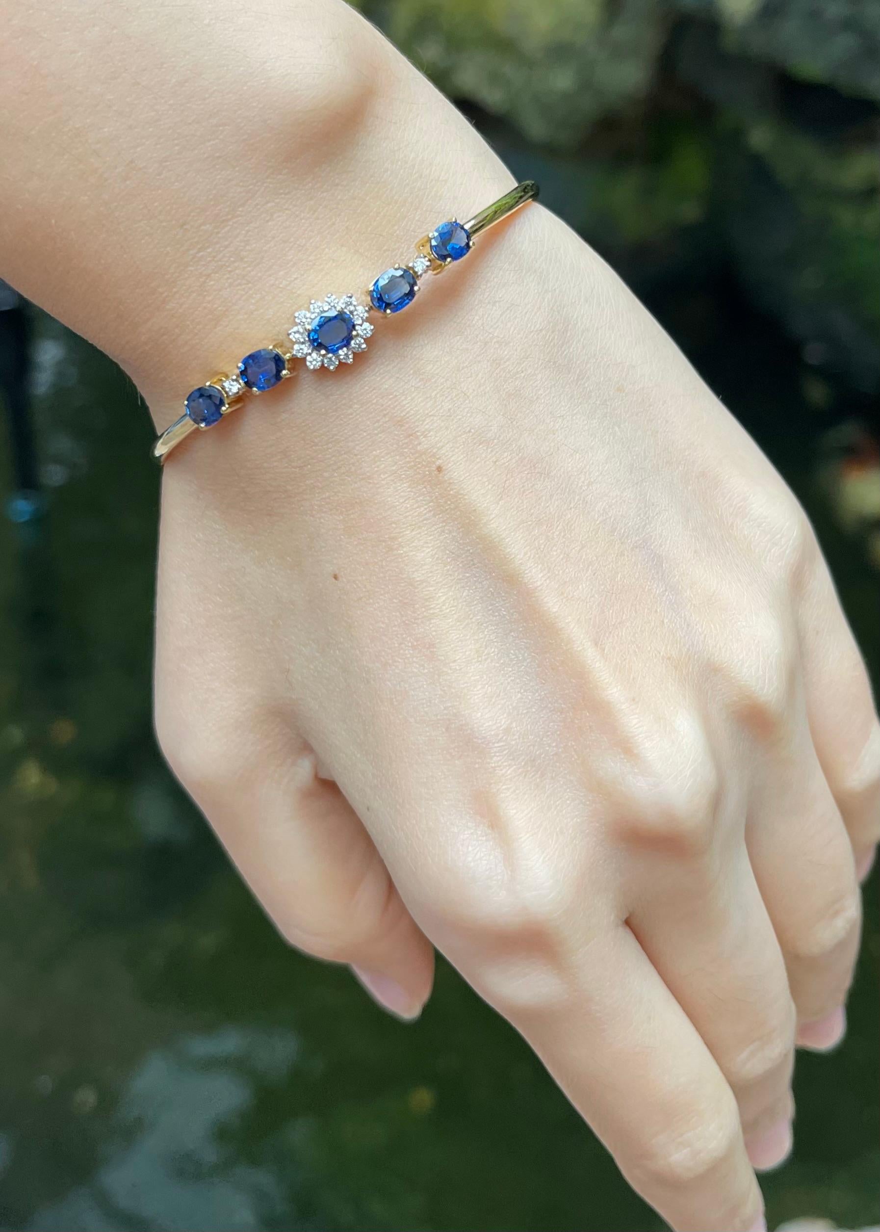 Donna Blue Sapphire with Diamond Bangle set in 18K Gold Setting in vendita