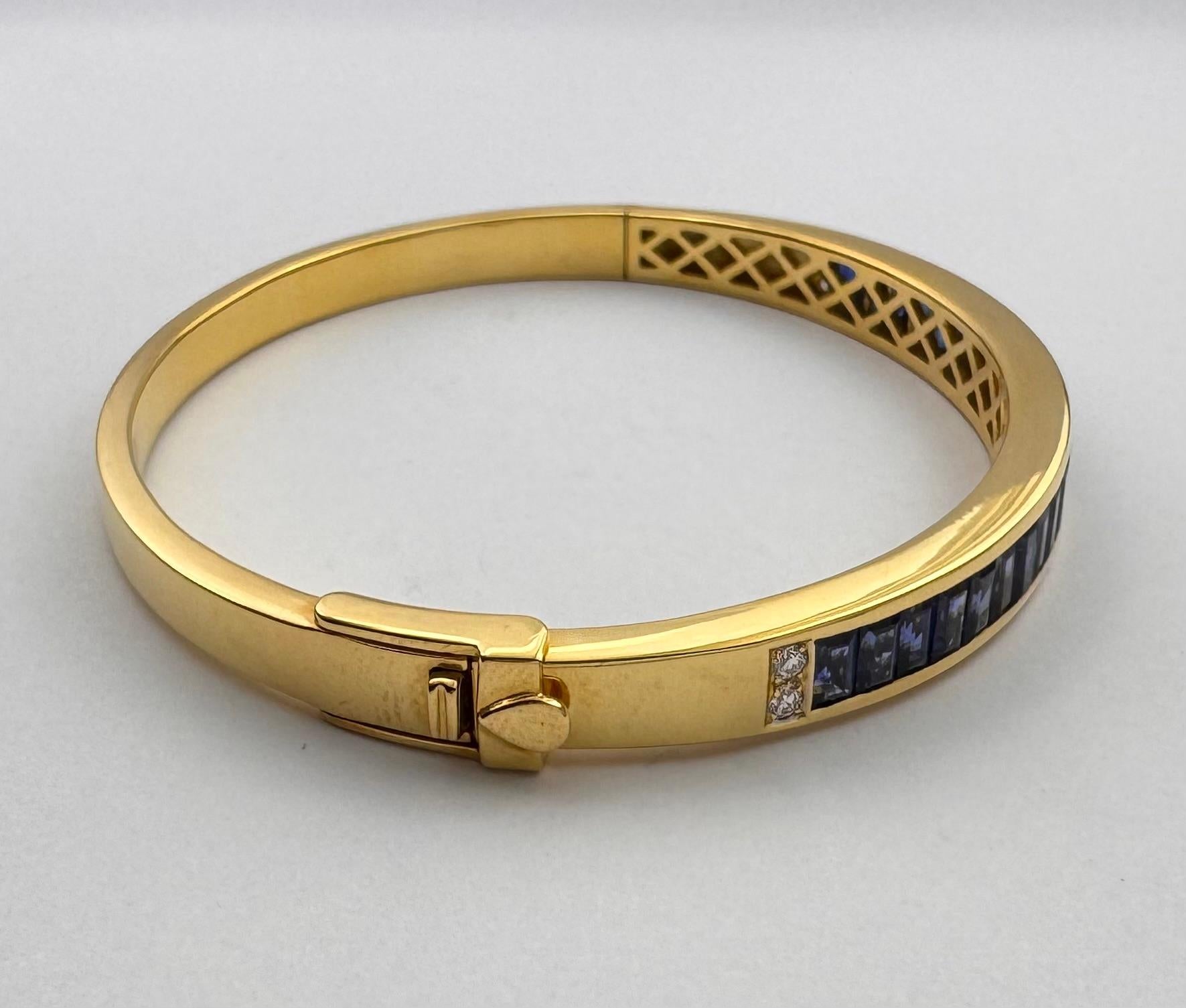 Blue Sapphire with Diamond Bangle set in 18K Gold Setting in vendita 1