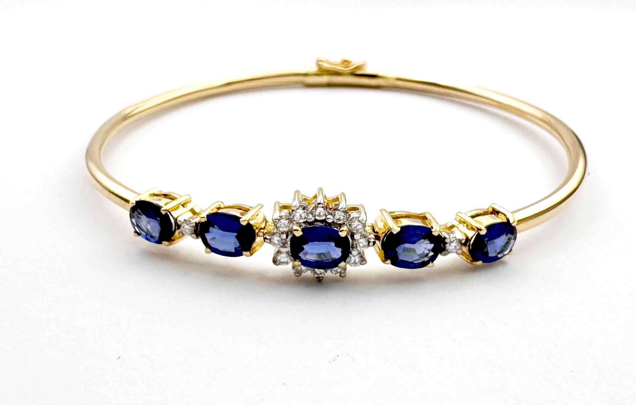 Blue Sapphire with Diamond Bangle set in 18K Gold Setting in vendita 1