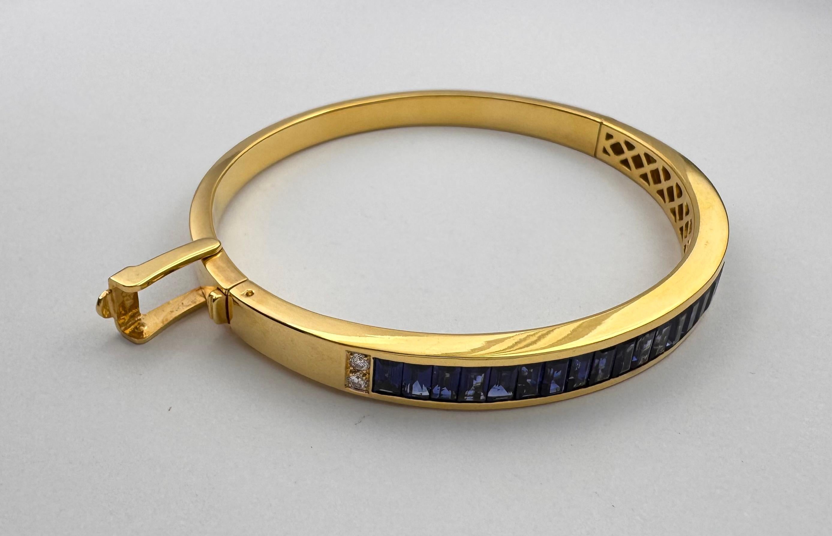 Blue Sapphire with Diamond Bangle set in 18K Gold Setting in vendita 2