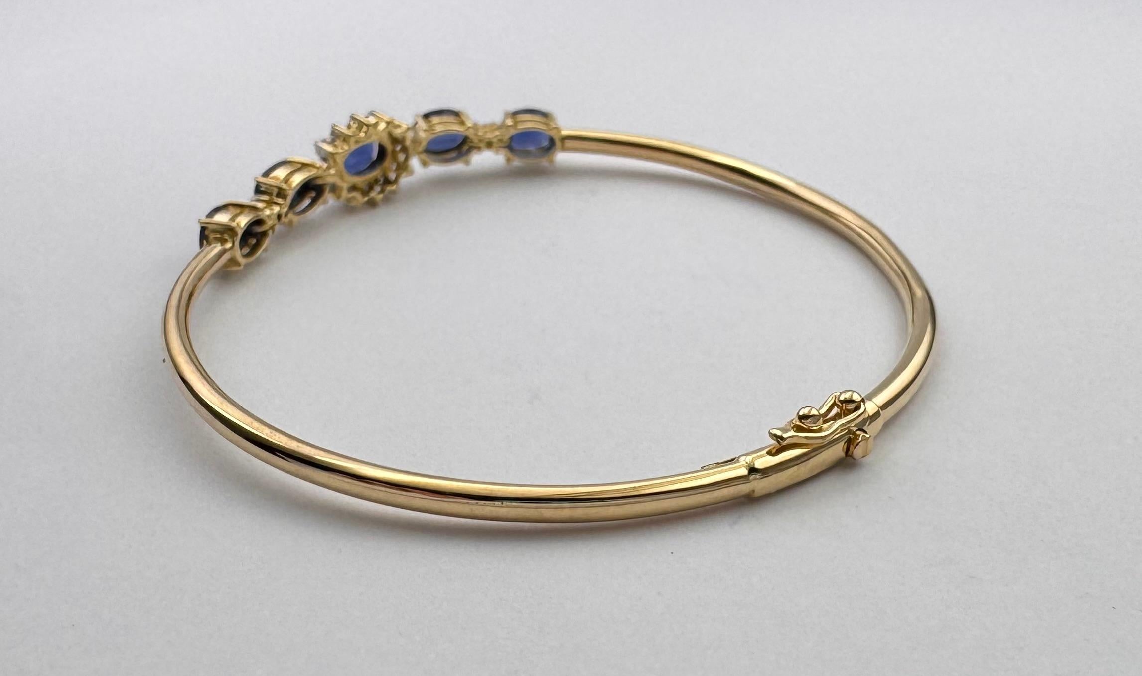 Blue Sapphire with Diamond Bangle set in 18K Gold Setting in vendita 2