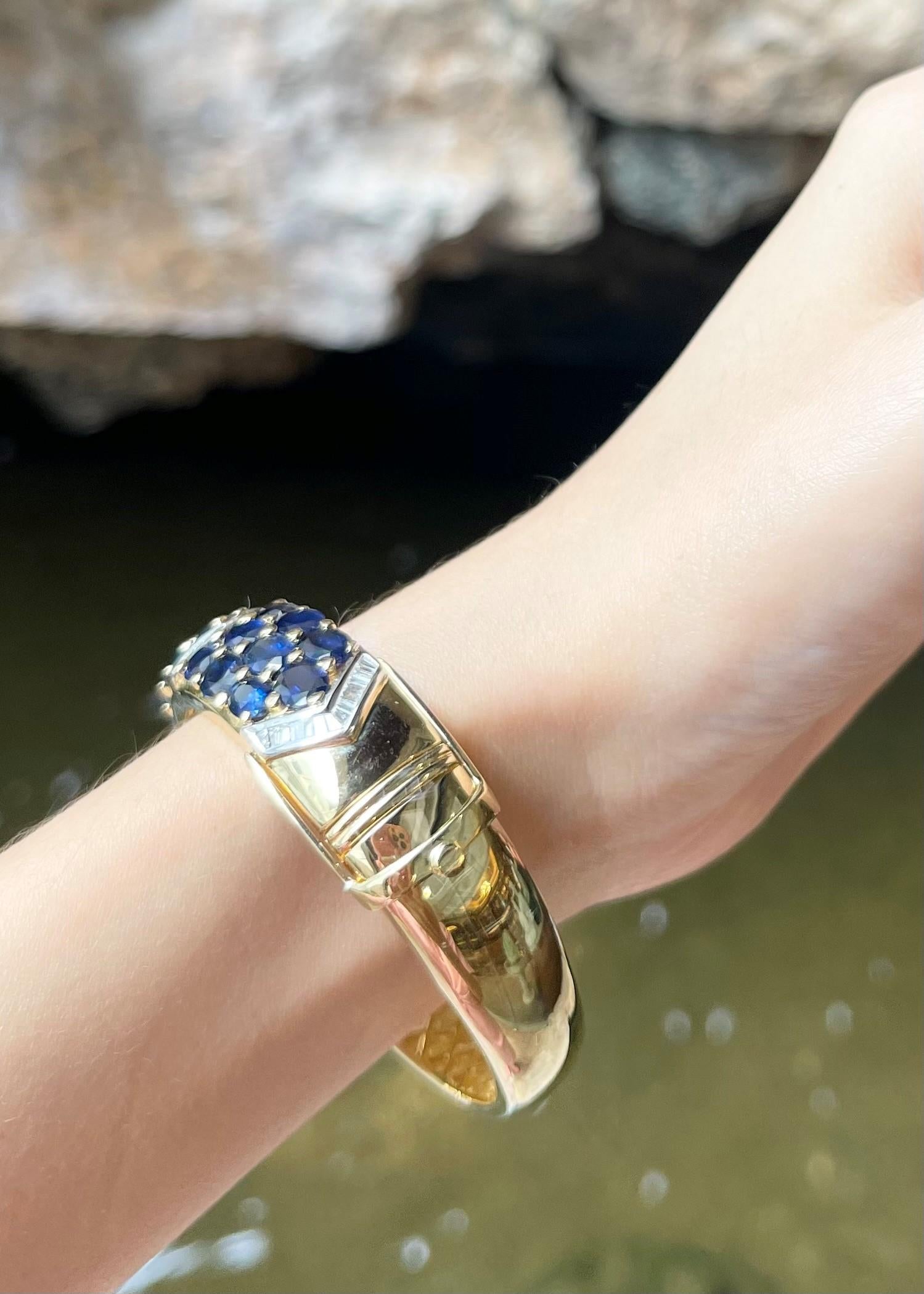 Armreif mit blauem Saphir und Diamant in 18 Karat Goldfassungen gefasst im Zustand „Neu“ im Angebot in Bangkok, TH