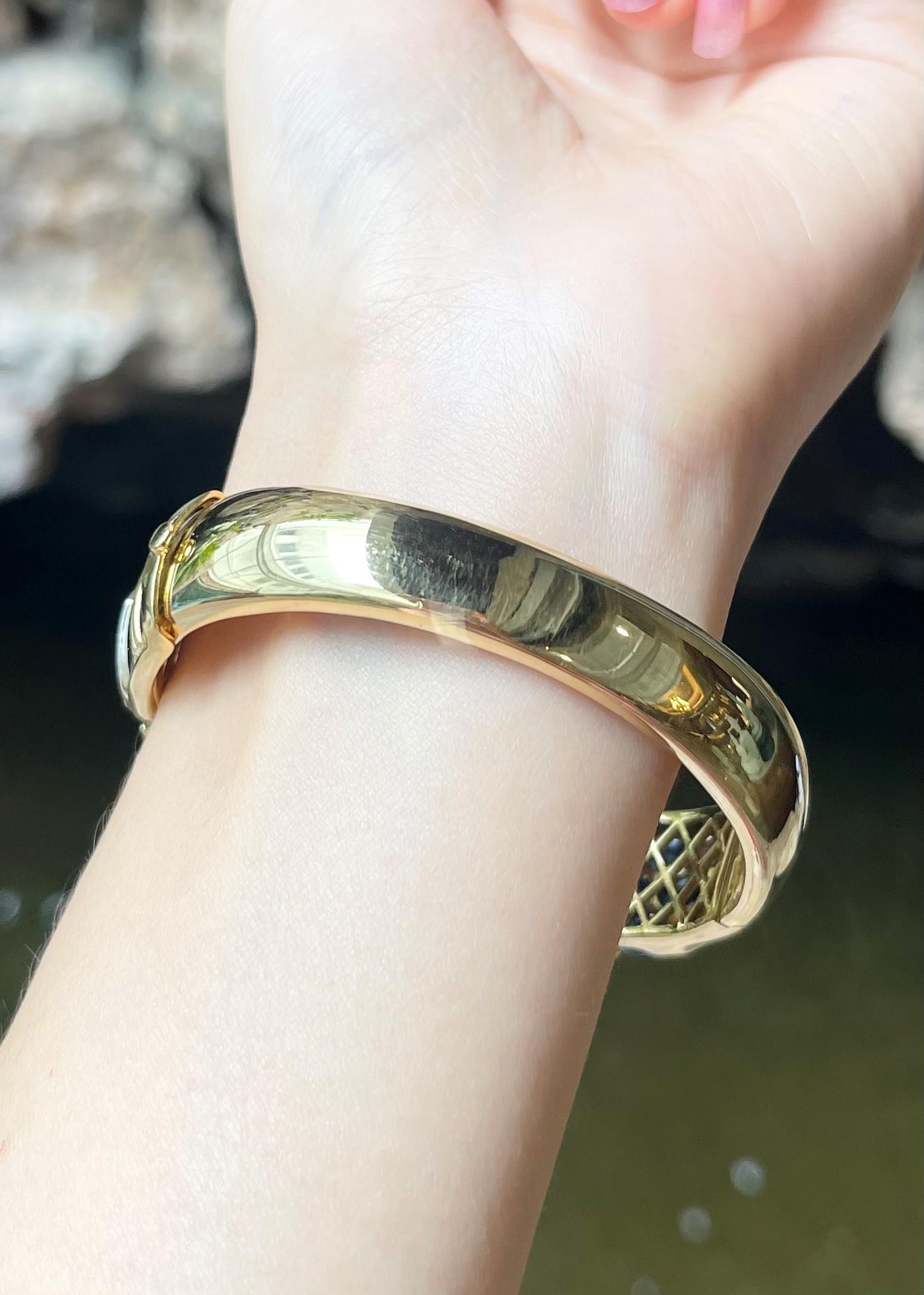 Armreif mit blauem Saphir und Diamant in 18 Karat Goldfassungen gefasst im Angebot 1