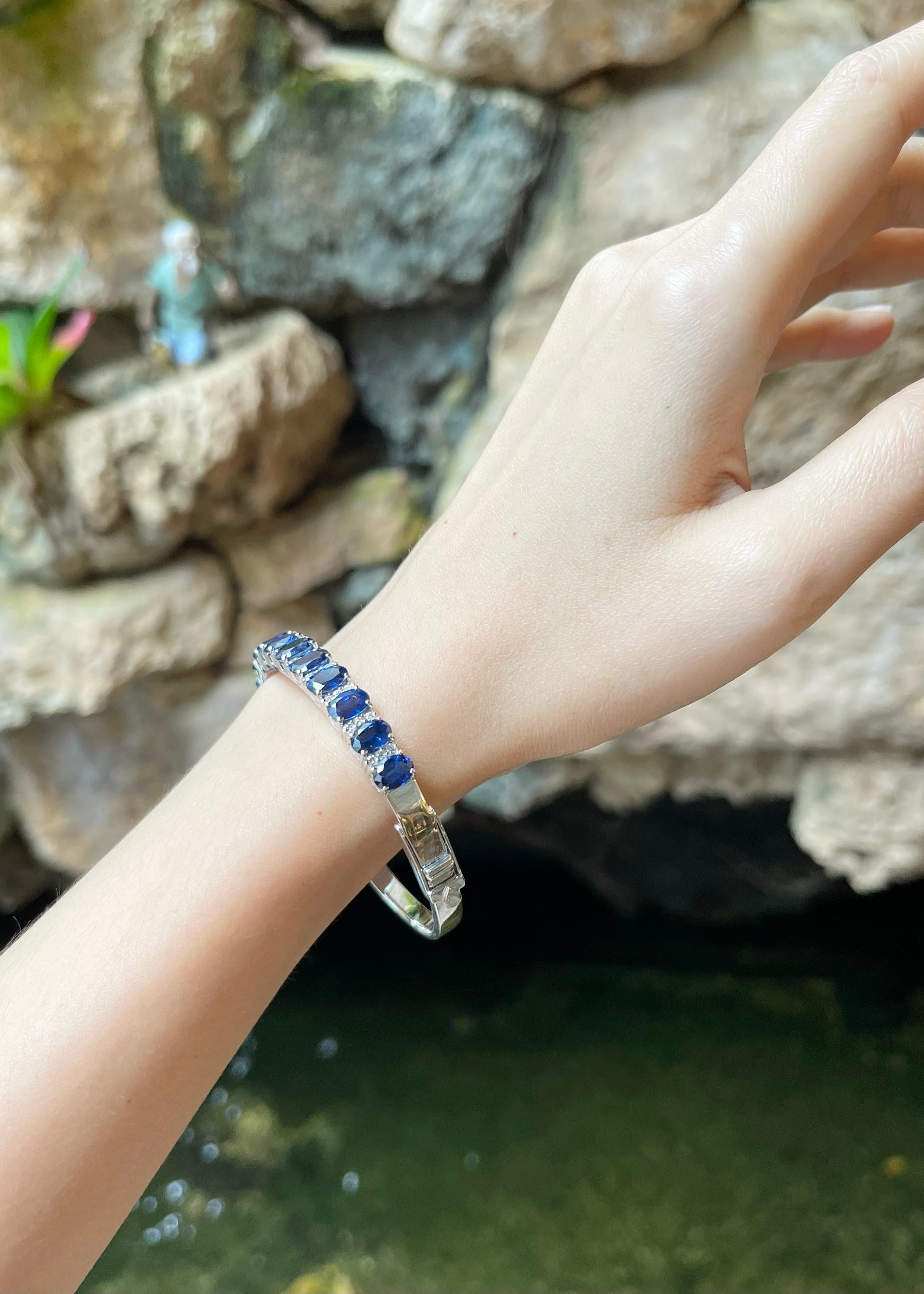 Contemporaneo Bracciale con zaffiro blu e diamanti con montatura in oro bianco 18 carati in vendita