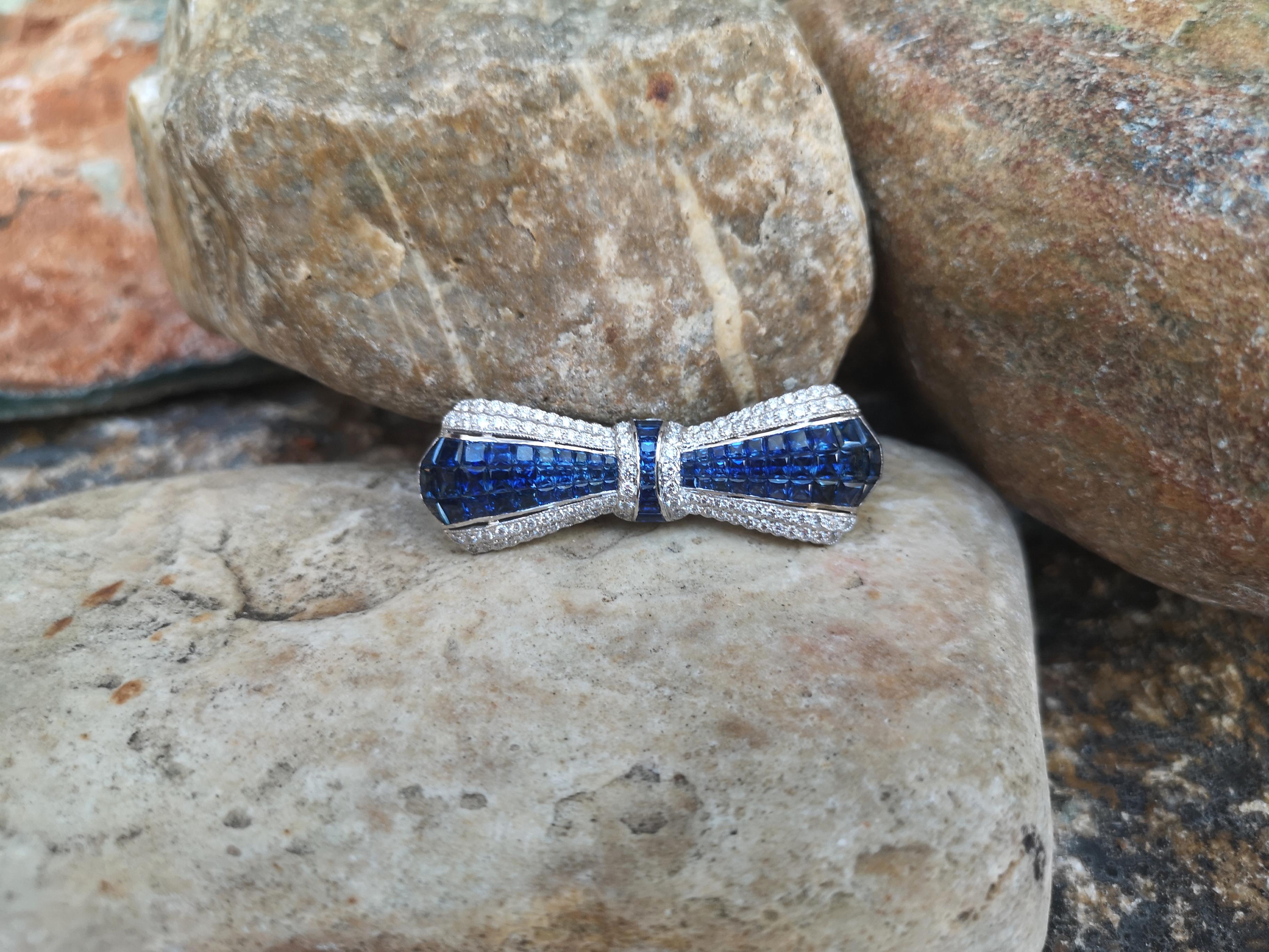 Blue Sapphire with Diamond Bow Brooch Set in 18 Karat White Settings In New Condition For Sale In Bangkok, TH
