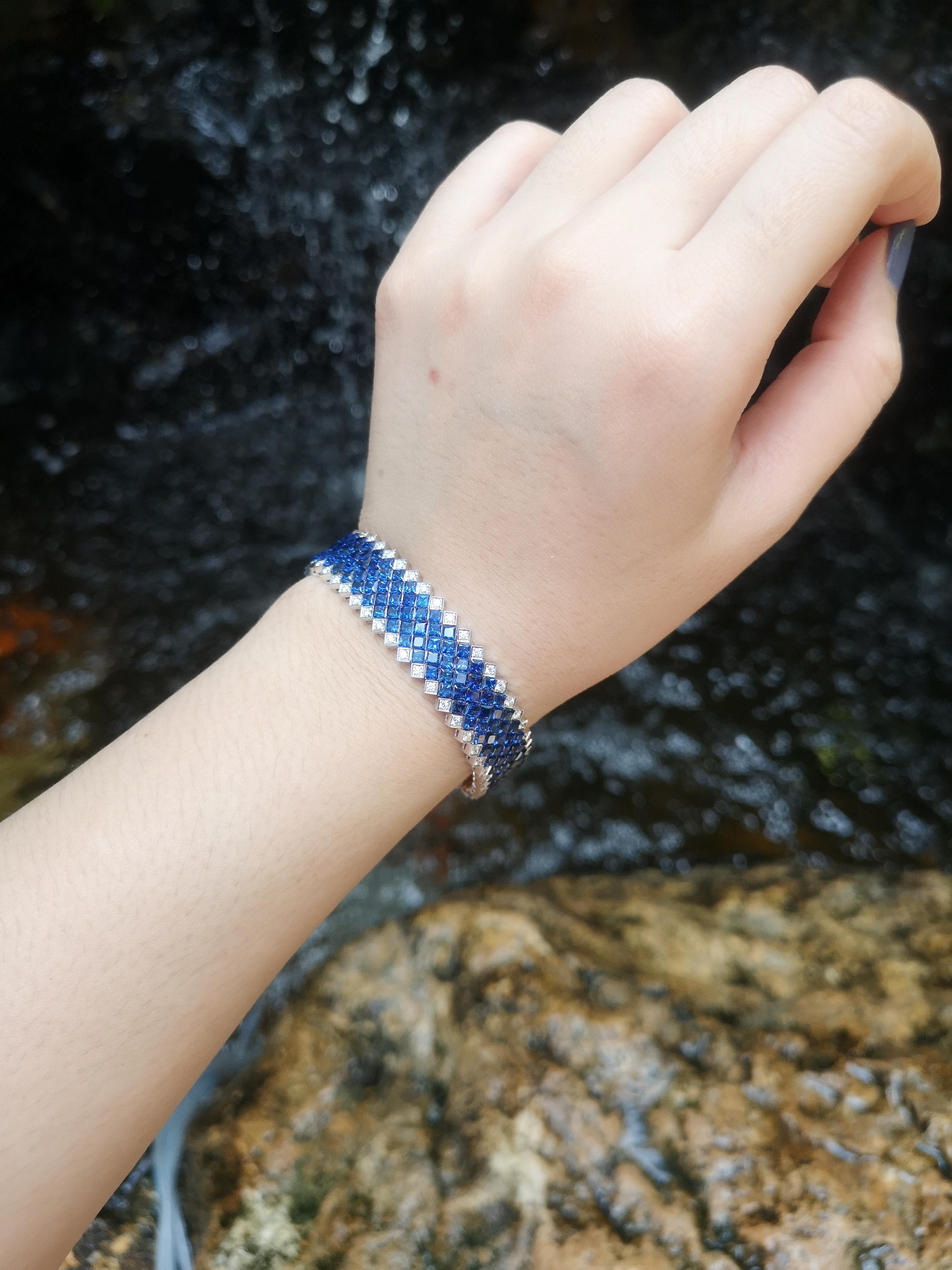 Contemporary Blue Sapphire with Diamond Bracelet Set in 18 Karat Gold Settings For Sale