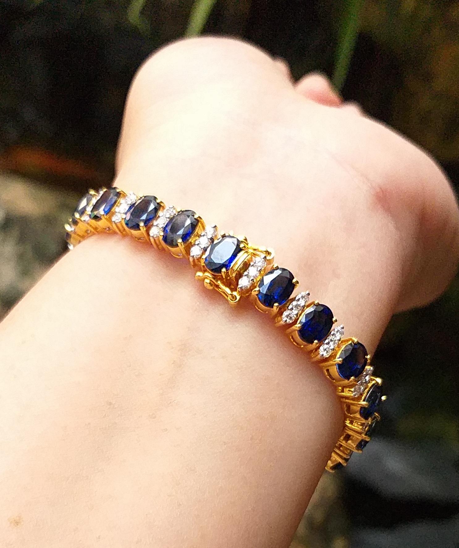 Blue Sapphire with Diamond Bracelet Set in 18 Karat Gold Settings In New Condition For Sale In Bangkok, TH