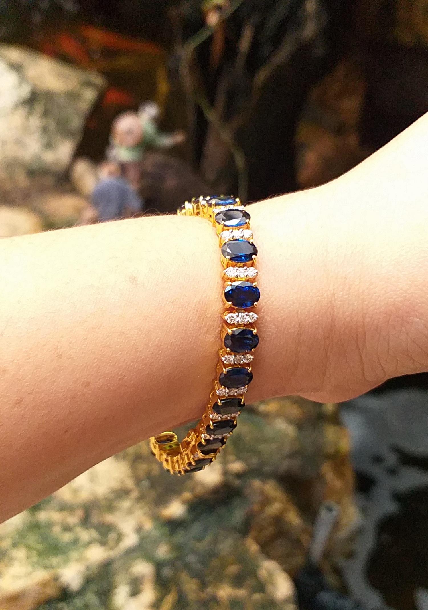 Women's Blue Sapphire with Diamond Bracelet Set in 18 Karat Gold Settings For Sale