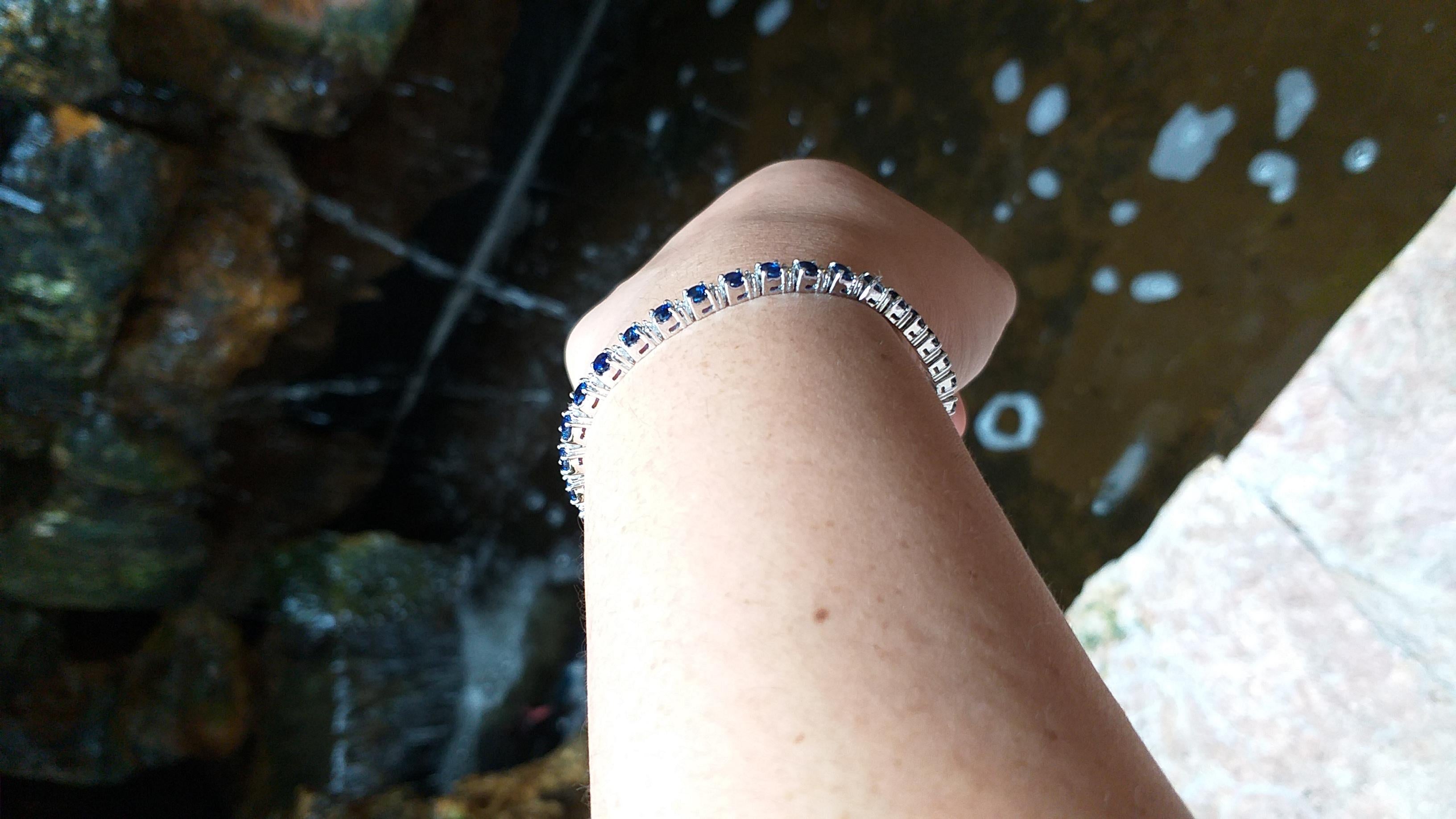 Contemporary Blue Sapphire with Diamond Bracelet set in 18 Karat White Gold Settings For Sale