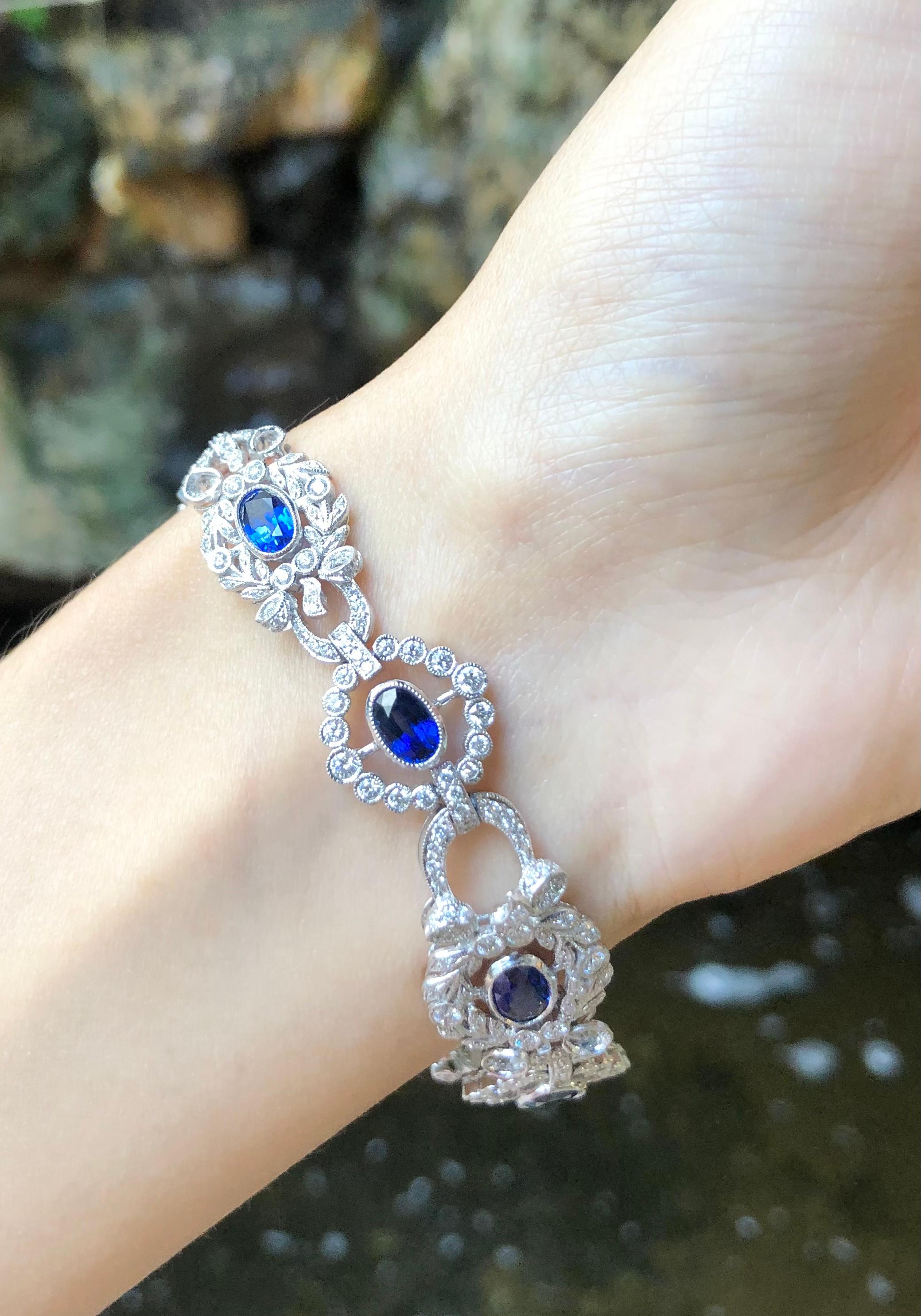 Taille mixte  Bracelet en or blanc 18 carats serti d'un saphir bleu et de diamants en vente