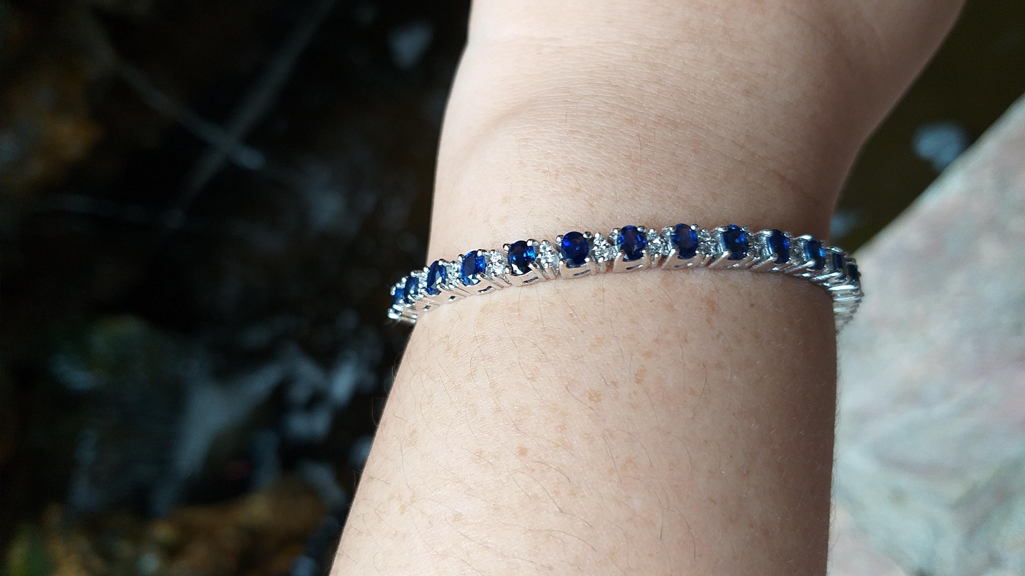 Blue Sapphire with Diamond Bracelet set in 18 Karat White Gold Settings In New Condition For Sale In Bangkok, TH