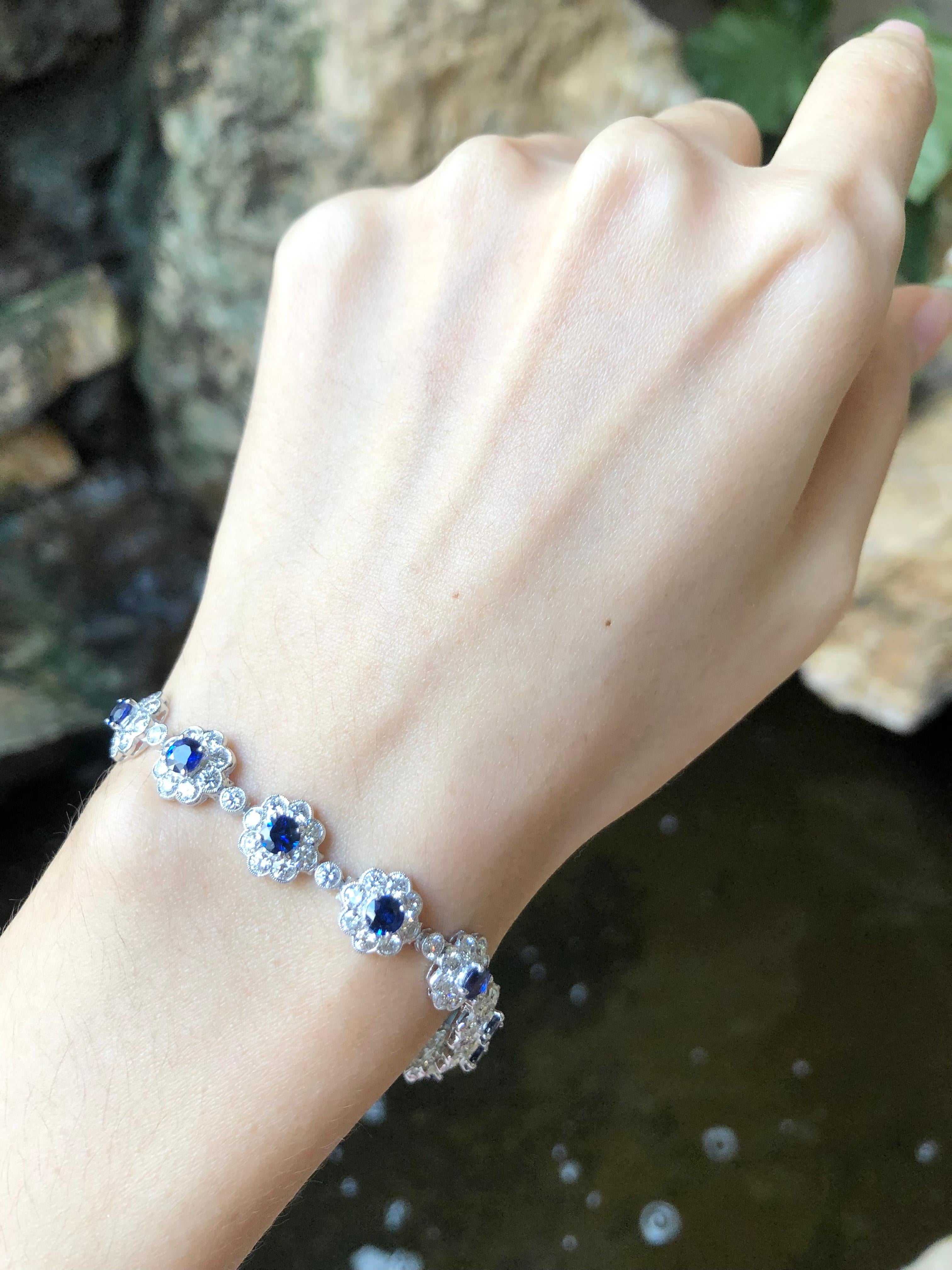 Blue Sapphire with Diamond Bracelet Set in 18 Karat White Gold Settings In New Condition For Sale In Bangkok, TH