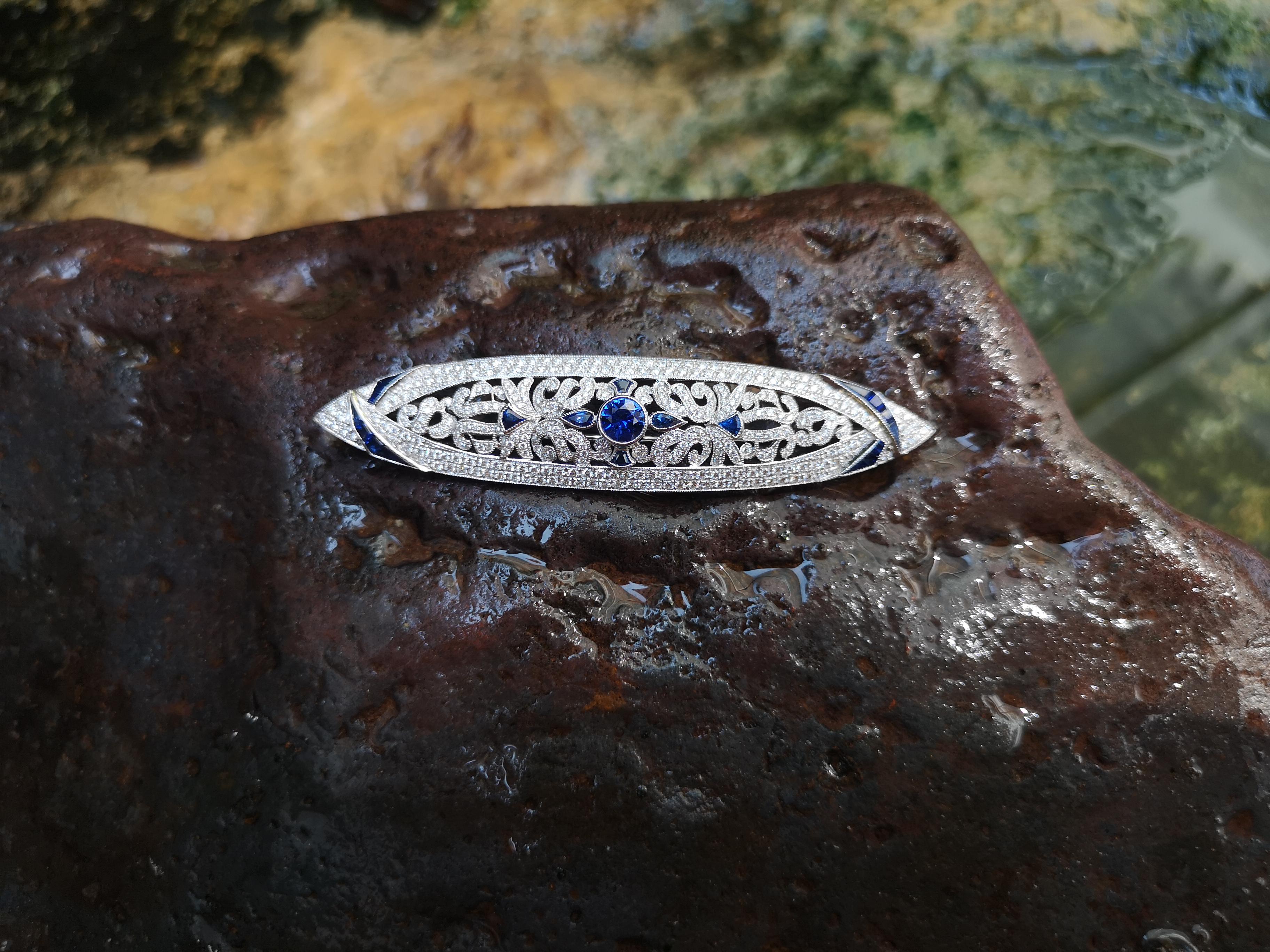 Saphir bleu 0,60 carat Saphir bleu 3,15 carats avec diamant 1,83 carats Broche sertie en or blanc 18 carats

Largeur : 1,7 cm
Longueur : 7,6 cm 


