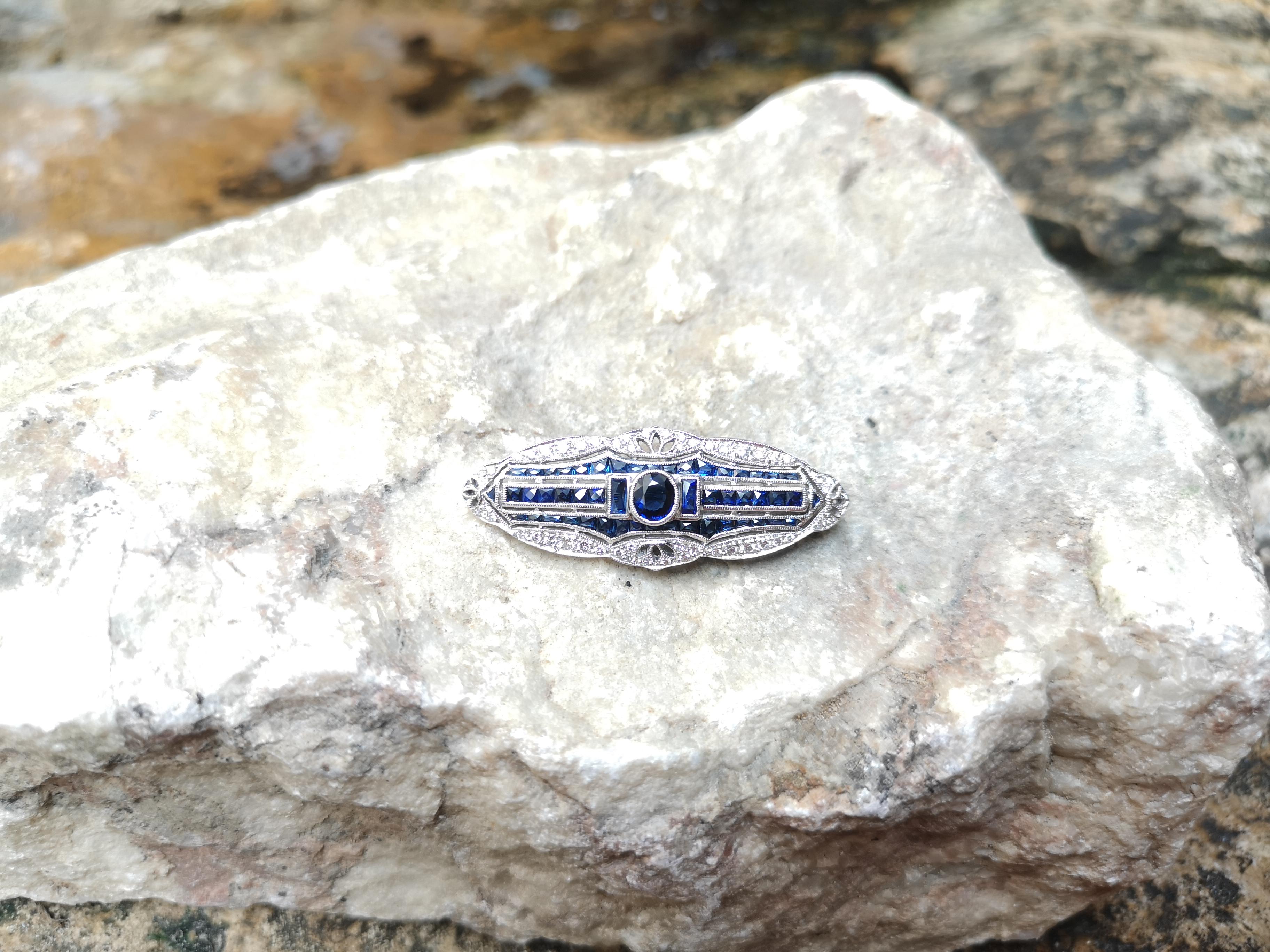 Saphir bleu 3,33 carats et diamant 0,51 carat Broche sertie dans une monture en or blanc 18 carats

Largeur :  4.5 cm 
Longueur : 1,8 cm
Poids total : 9,77 grammes

