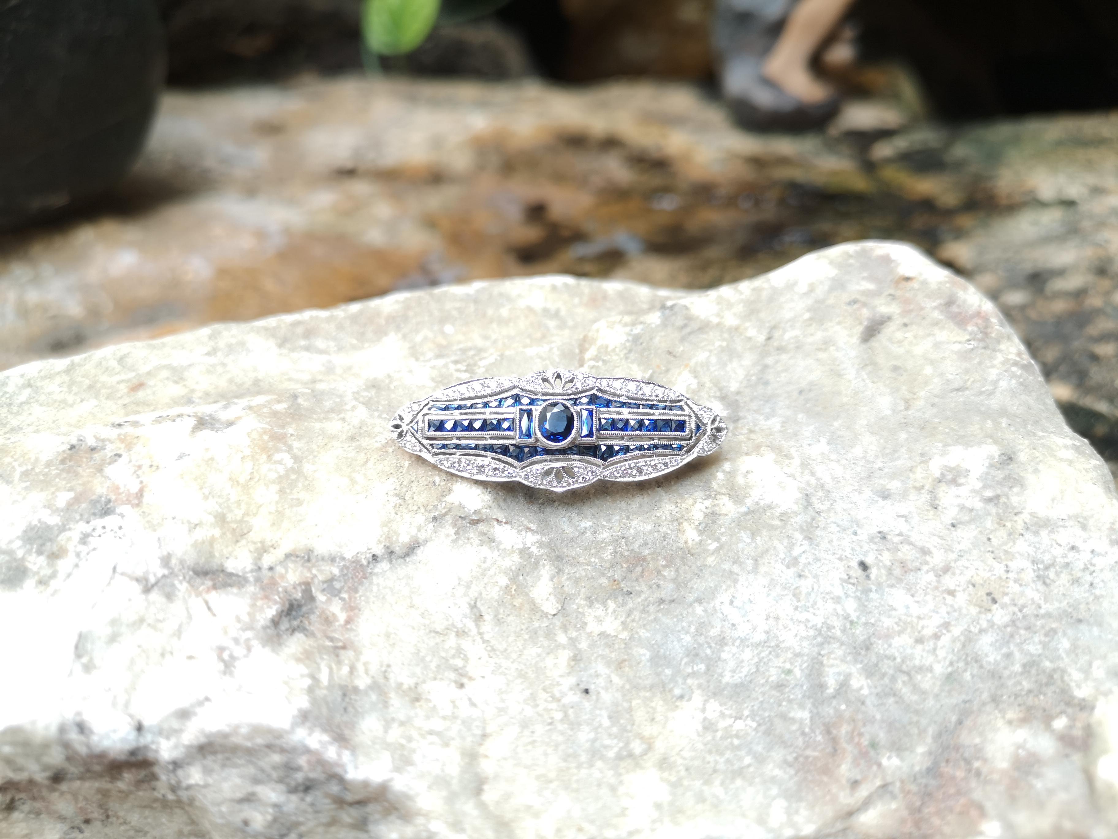 Taille mixte Broche en or blanc 18 carats sertie d'un saphir bleu et d'un diamant en vente