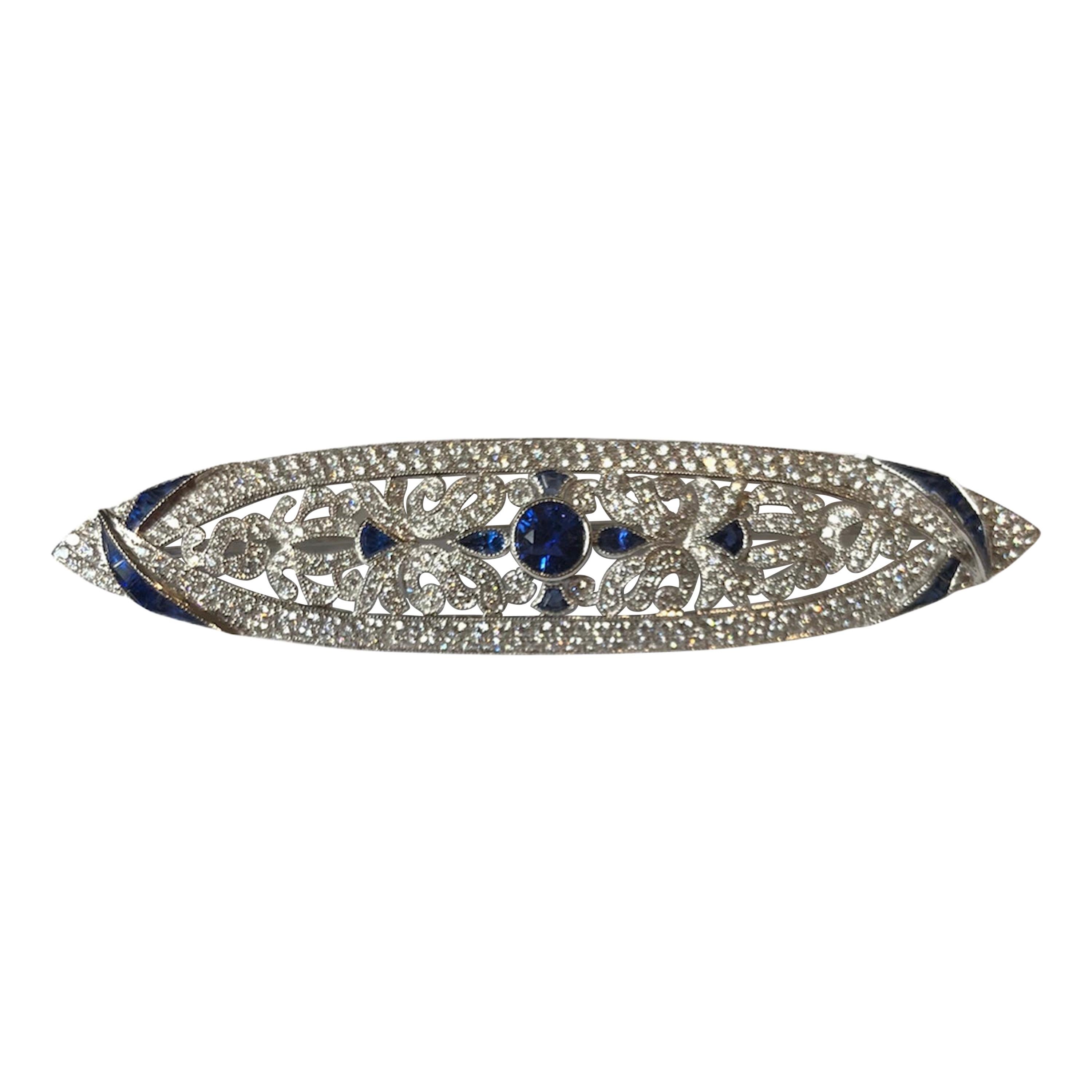 Broche en or blanc 18 carats sertie d'un saphir bleu et d'un diamant en vente