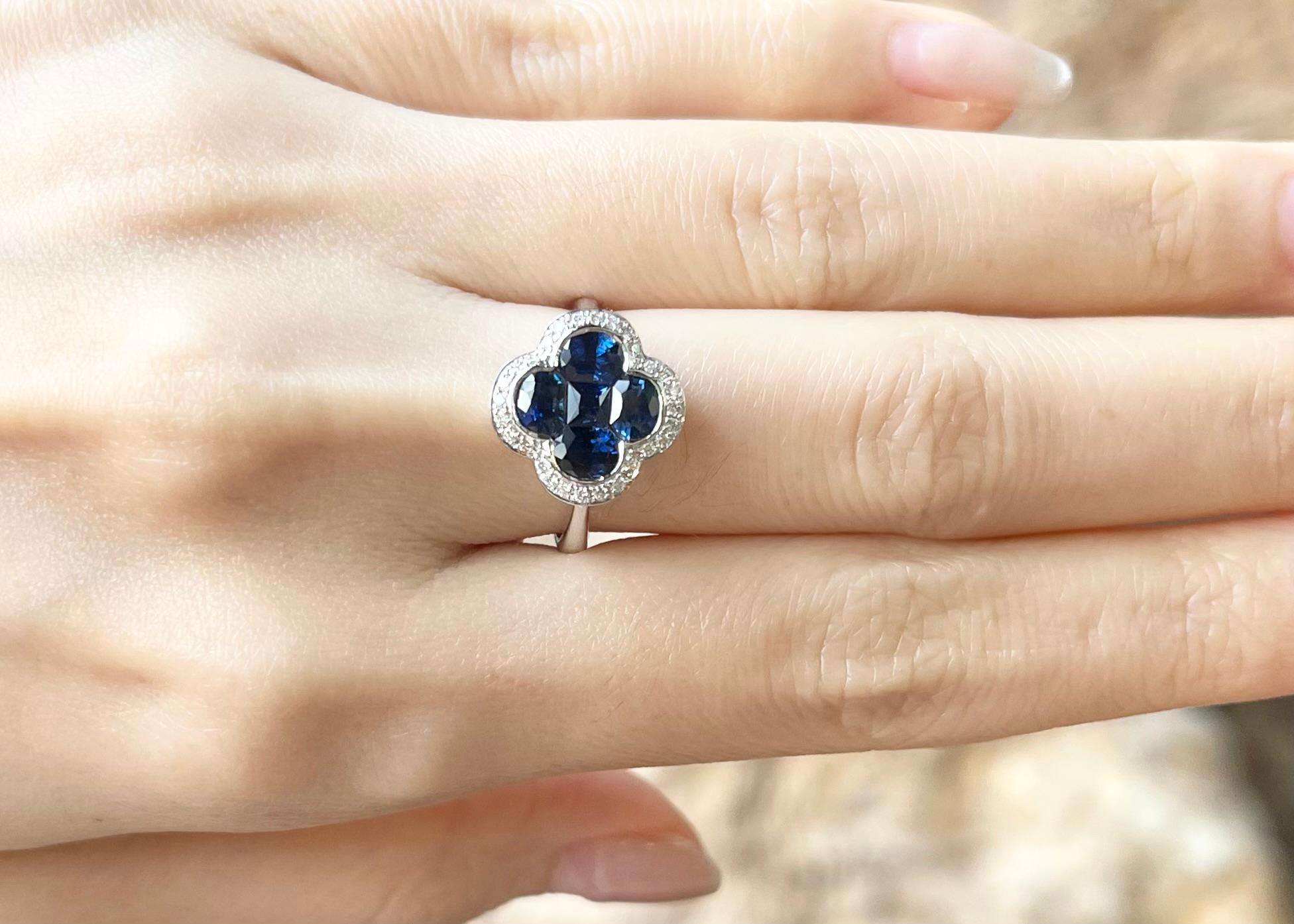 Contemporary Blue Sapphire with Diamond Clover Ring set in 18K White Gold Settings For Sale