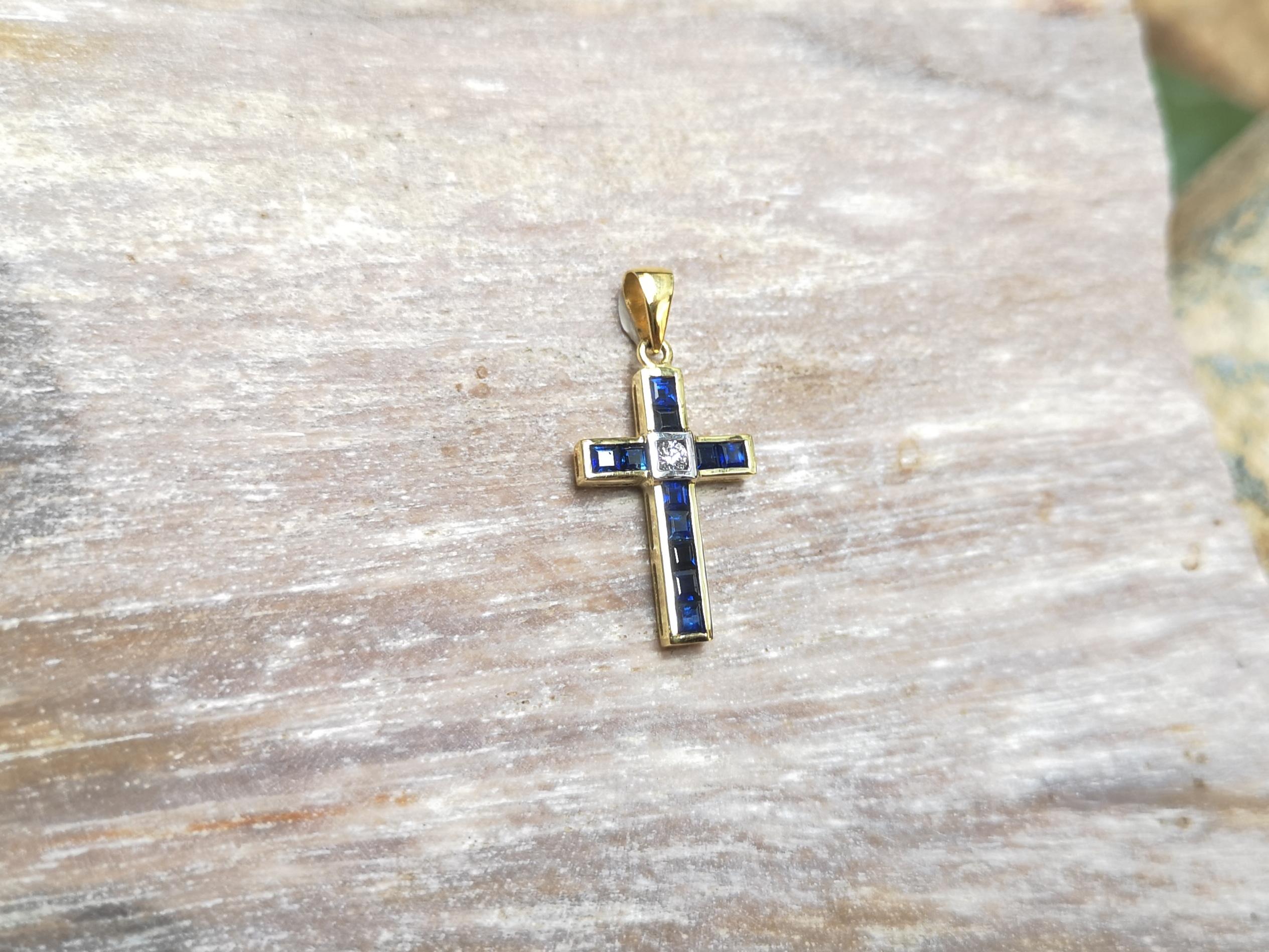 Blue Sapphire with Diamond Cross Pendant Set in 18 Karat Gold Settings In New Condition In Bangkok, TH