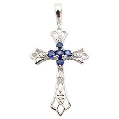 Pendentif croix en saphir bleu et diamant serti dans des montures en or blanc 18 carats