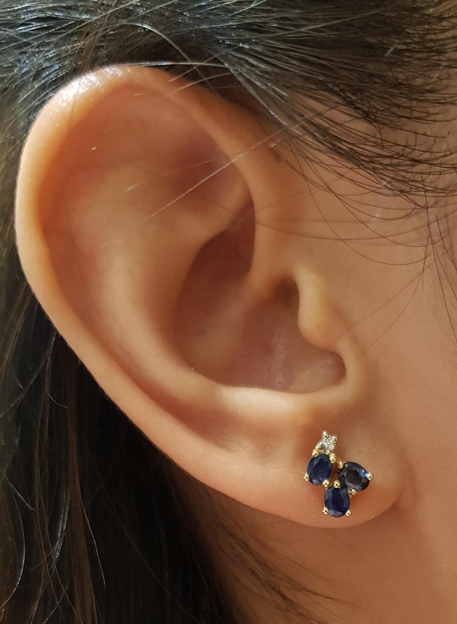 Boucles d'oreilles saphir bleu 1.27 carats et diamant 0.02 carats montées sur or 14 carats

Largeur :  0,9 cm 
Longueur :  1.0 cm
Poids total : 2,97 grammes

