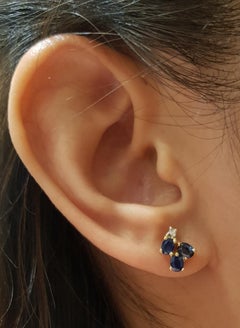 Zaffiro blu con orecchini di diamanti incastonati in oro 14 carati