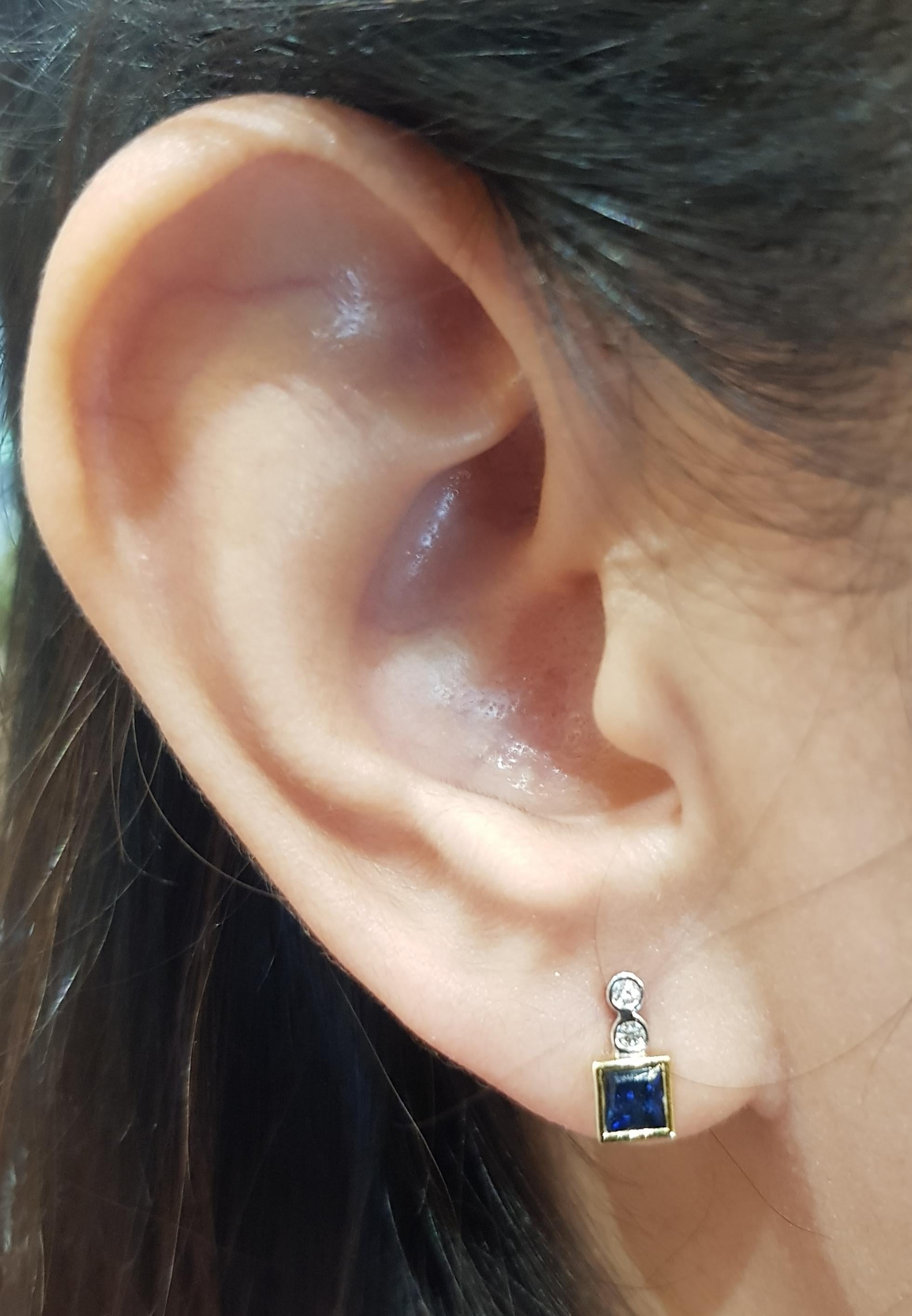 Orecchini con zaffiro blu da 0,56 carati e diamante da 0,07 carati con montatura in oro 18 carati

Larghezza:  0.4 cm 
Lunghezza:  0.9 cm
Peso totale: 2.22 grammi

