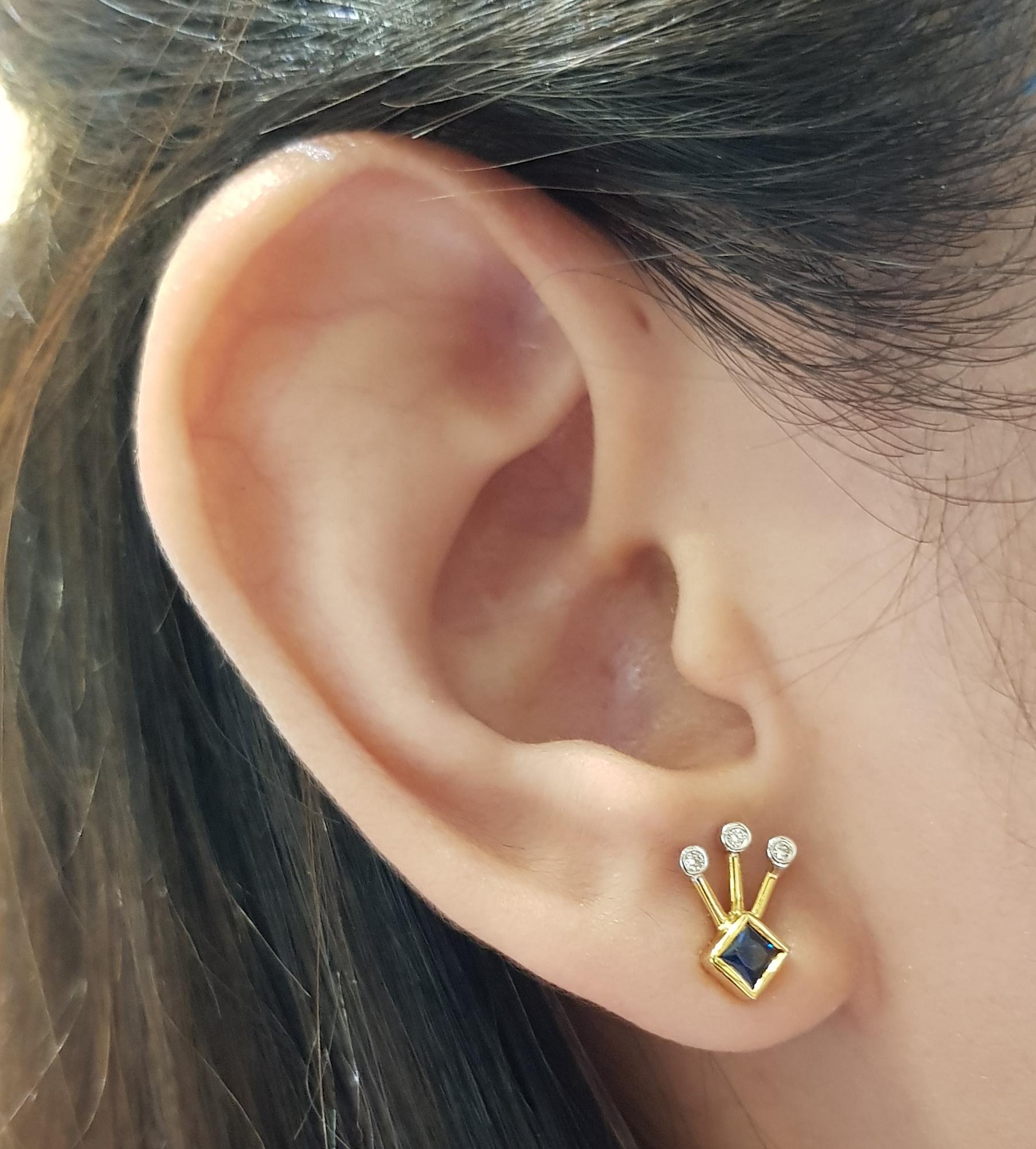 Boucles d'oreilles composées d'un saphir bleu de 0,40 carat et d'un diamant de 0,05 carat sertis dans une monture en or 18 carats

Largeur :  0.8 cm 
Longueur :  1.1 cm
Poids total : 2,5 grammes

