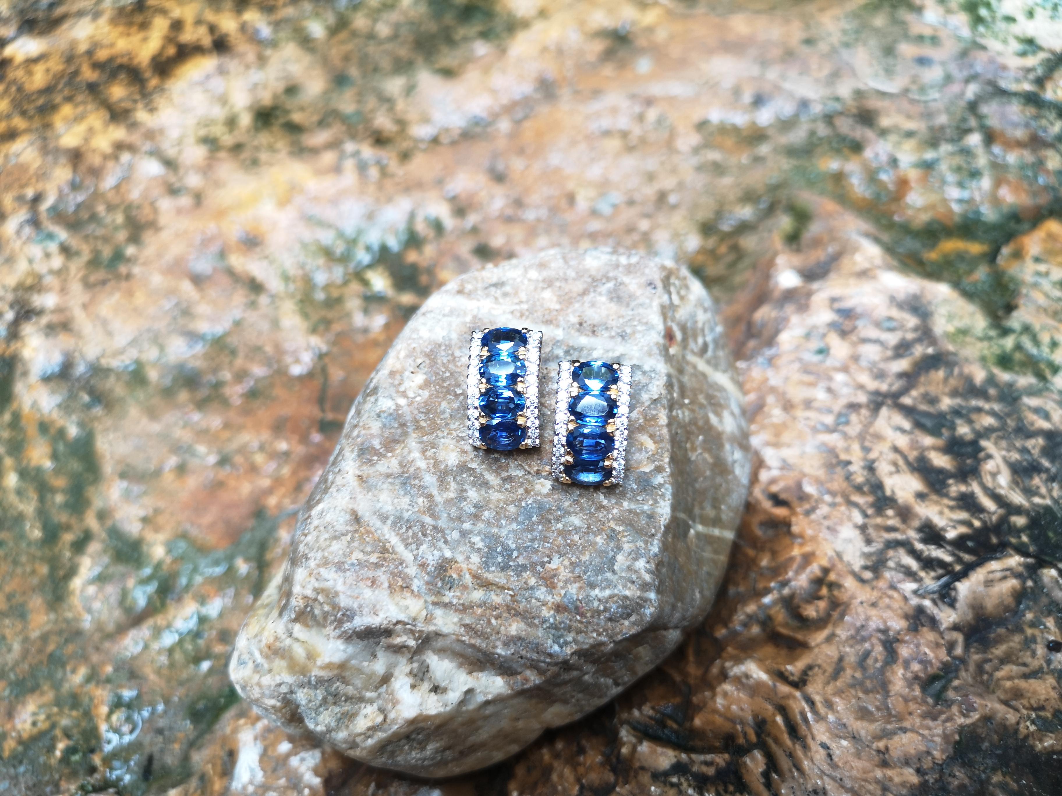 Blauer Saphir mit Diamant-Ohrringen in 18 Karat Goldfassung im Zustand „Neu“ im Angebot in Bangkok, TH