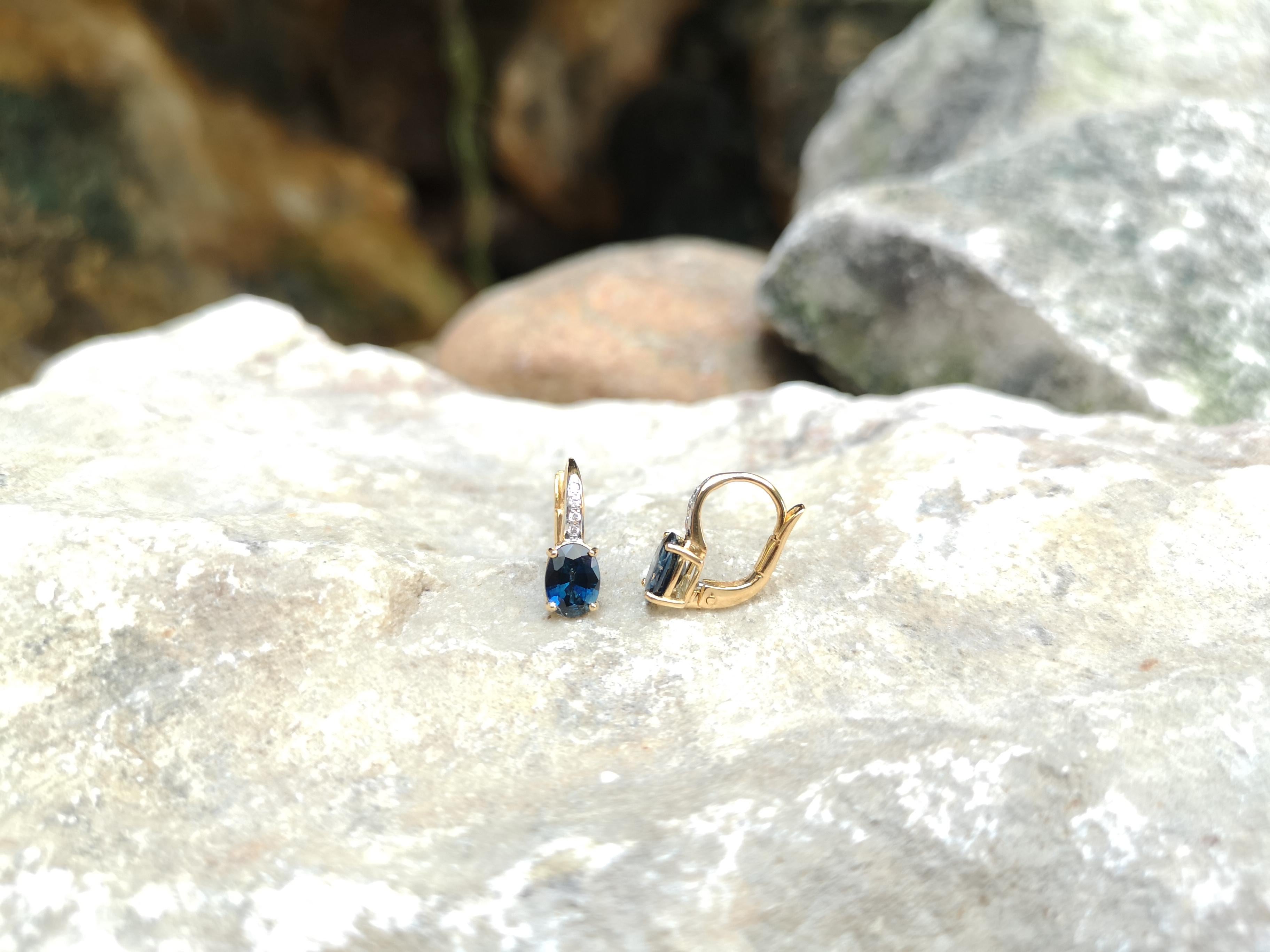 Blue Sapphire with Diamond Earrings Set in 18 Karat Gold Settings In New Condition For Sale In Bangkok, TH