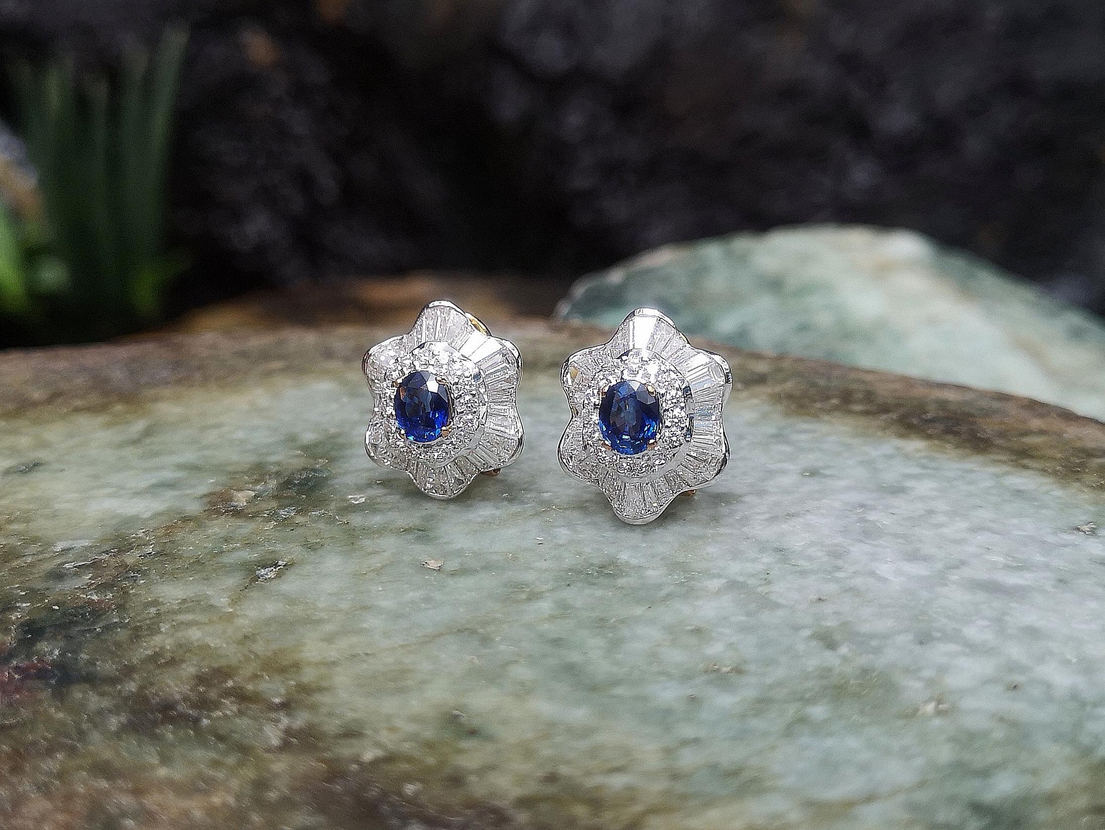 Blue Sapphire with Diamond Earrings set in 18 Karat Gold Settings In New Condition For Sale In Bangkok, TH