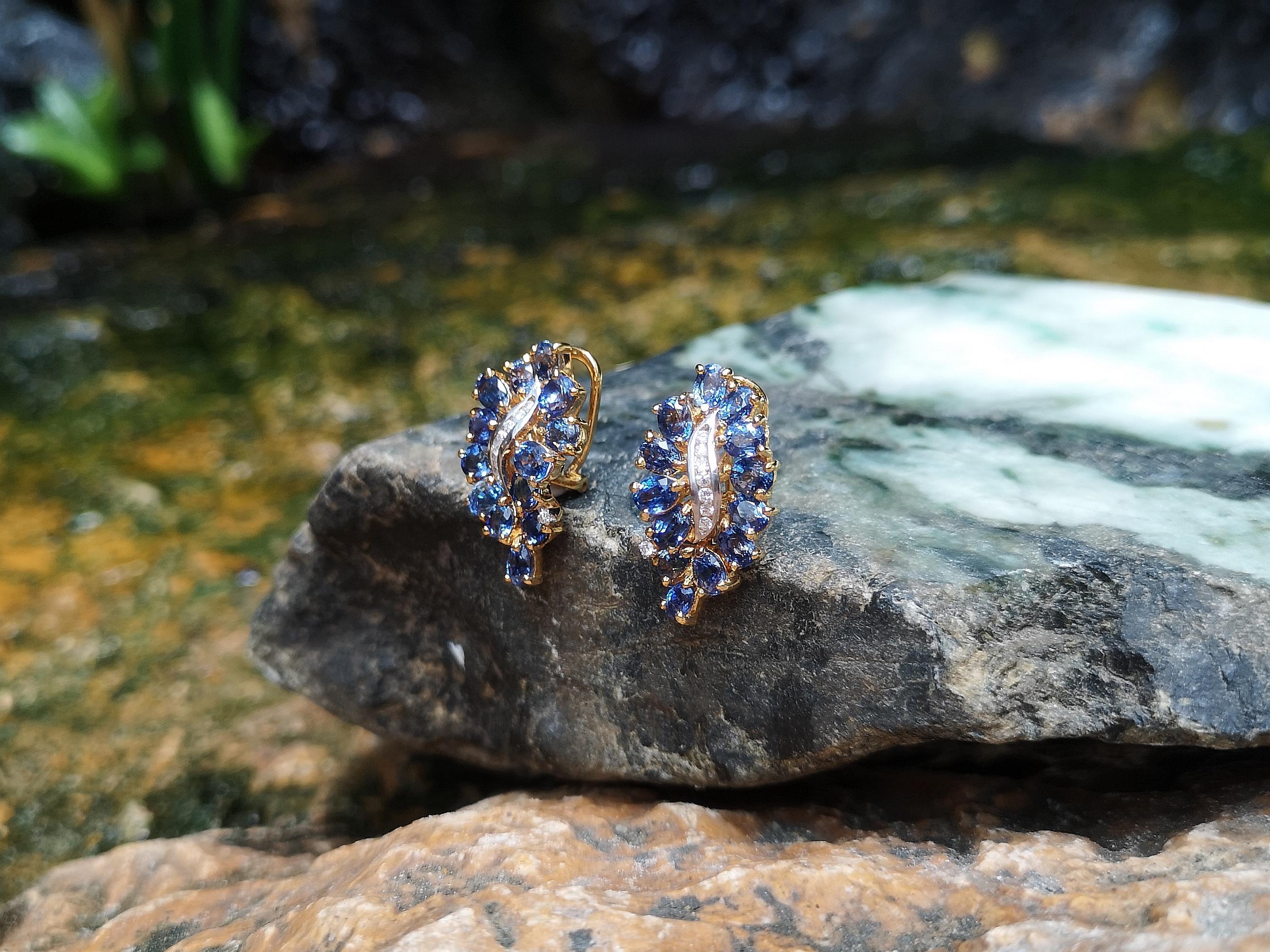 Blauer Saphir mit Diamant-Ohrringen in 18 Karat Goldfassung im Zustand „Neu“ im Angebot in Bangkok, TH