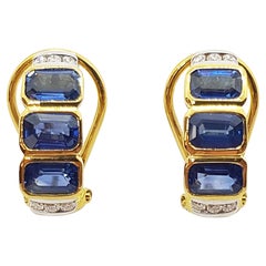 Boucles d'oreilles en or 18 carats serties de saphirs bleus et de diamants