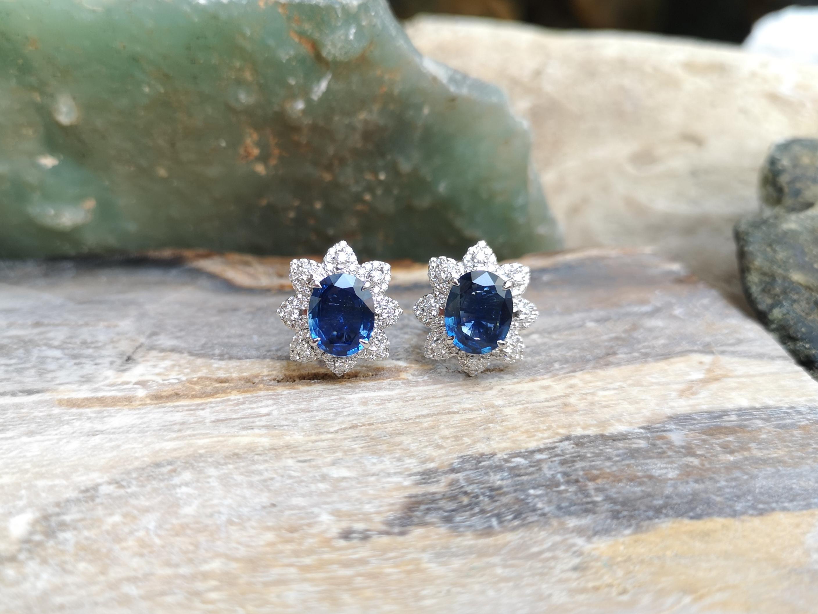 Taglio ovale Orecchini con zaffiro blu e diamante con montatura in oro bianco 18 carati in vendita