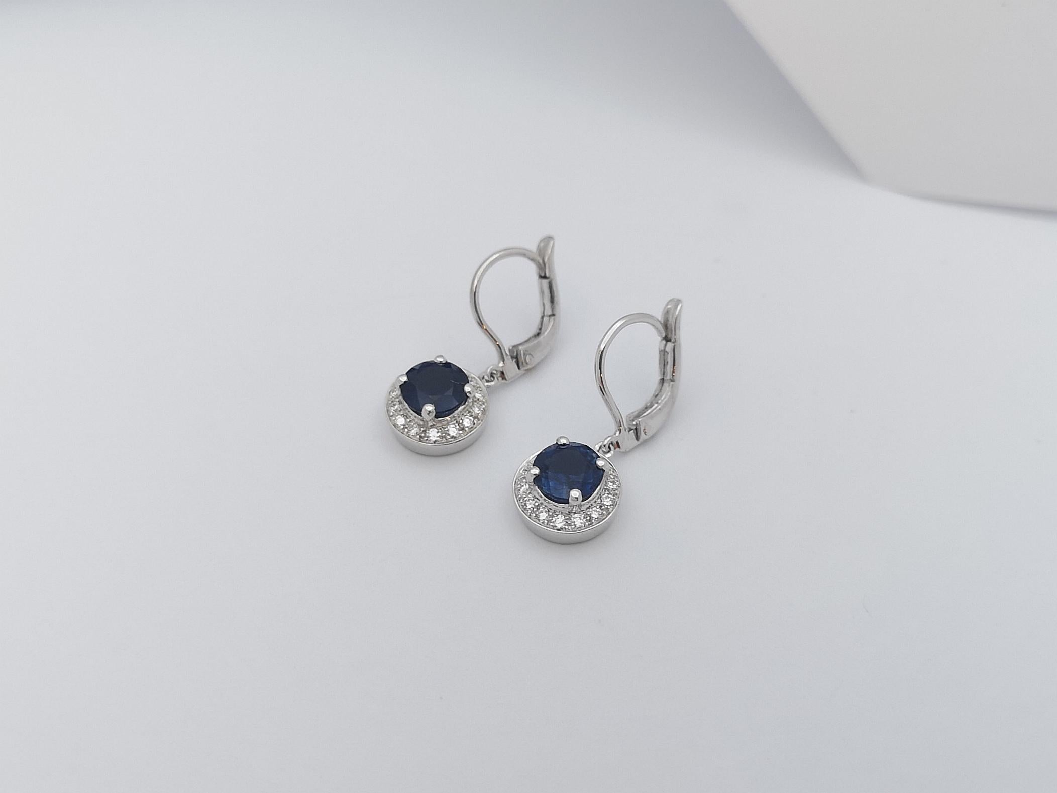 Ohrringe mit blauem blauem Saphir und Diamant in 18 Karat Weißgoldfassung im Zustand „Neu“ im Angebot in Bangkok, TH