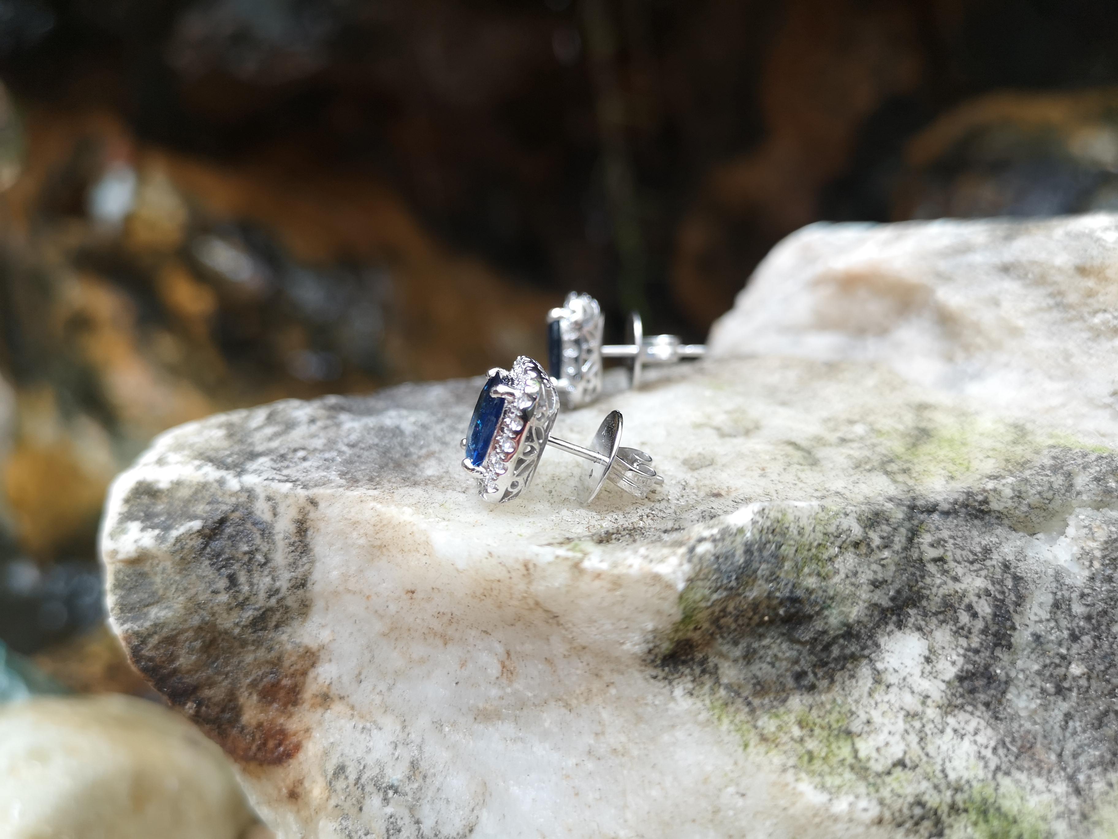 Blue Sapphire with Diamond Earrings set in 18 Karat White Gold Settings In New Condition For Sale In Bangkok, TH