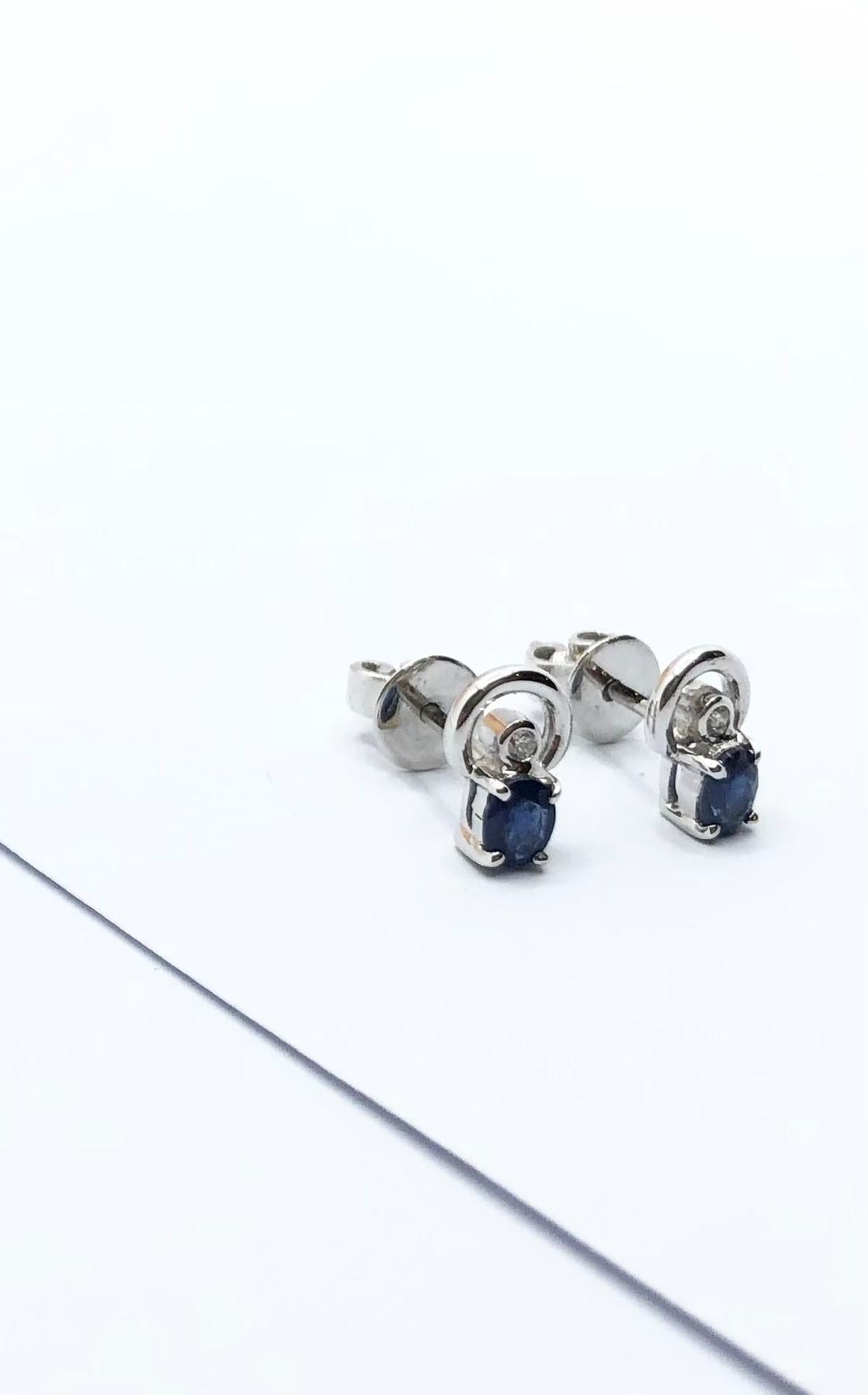 Blue Sapphire with Diamond Earrings set in 18 Karat White Gold Settings In New Condition For Sale In Bangkok, TH