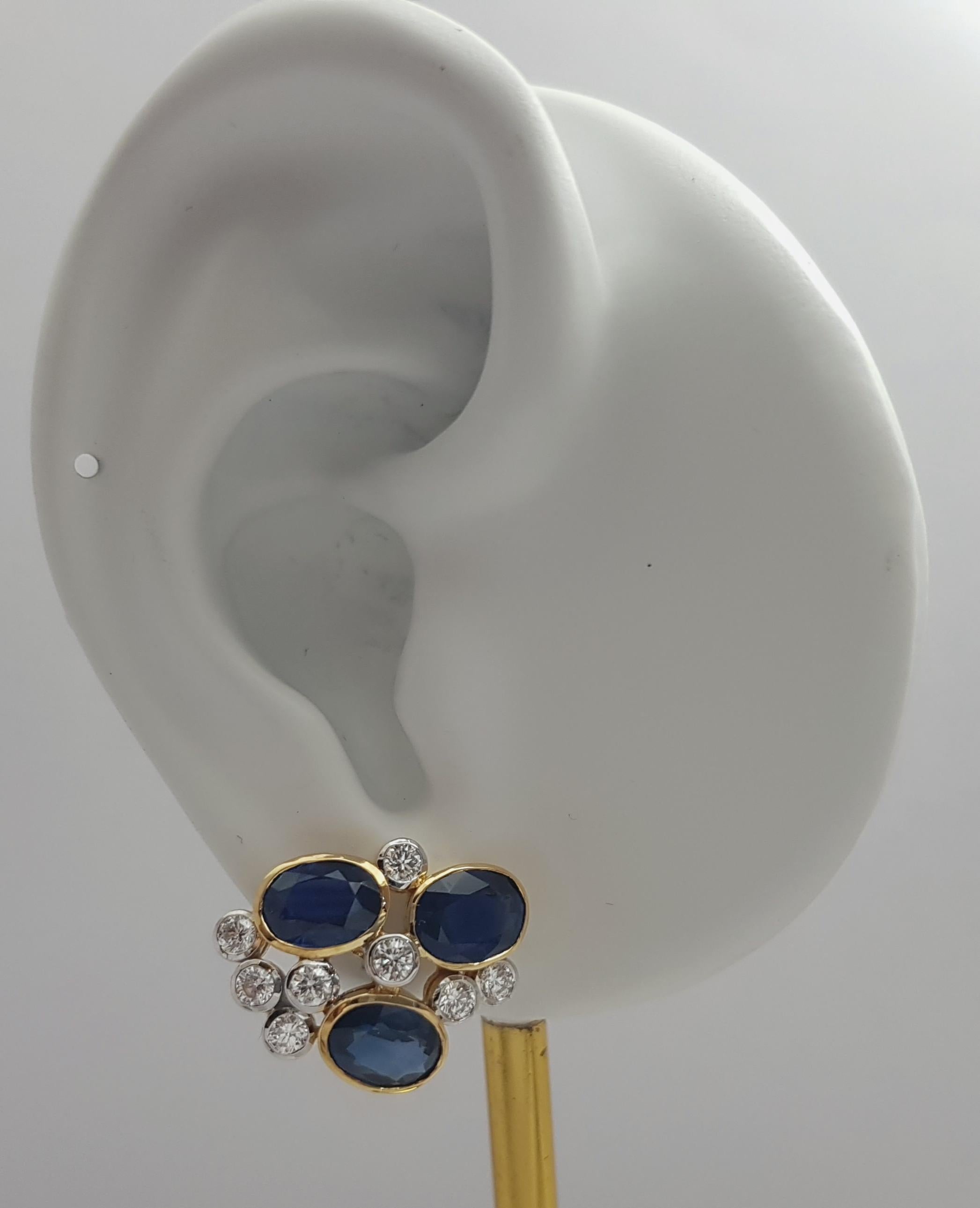 Zaffiro blu 8,57 carati con diamante 1,07 carati Orecchini con montatura in oro 18 carati

Larghezza: 1.6 cm 
Lunghezza: 2.1 cm
Peso totale: 8,10 grammi

