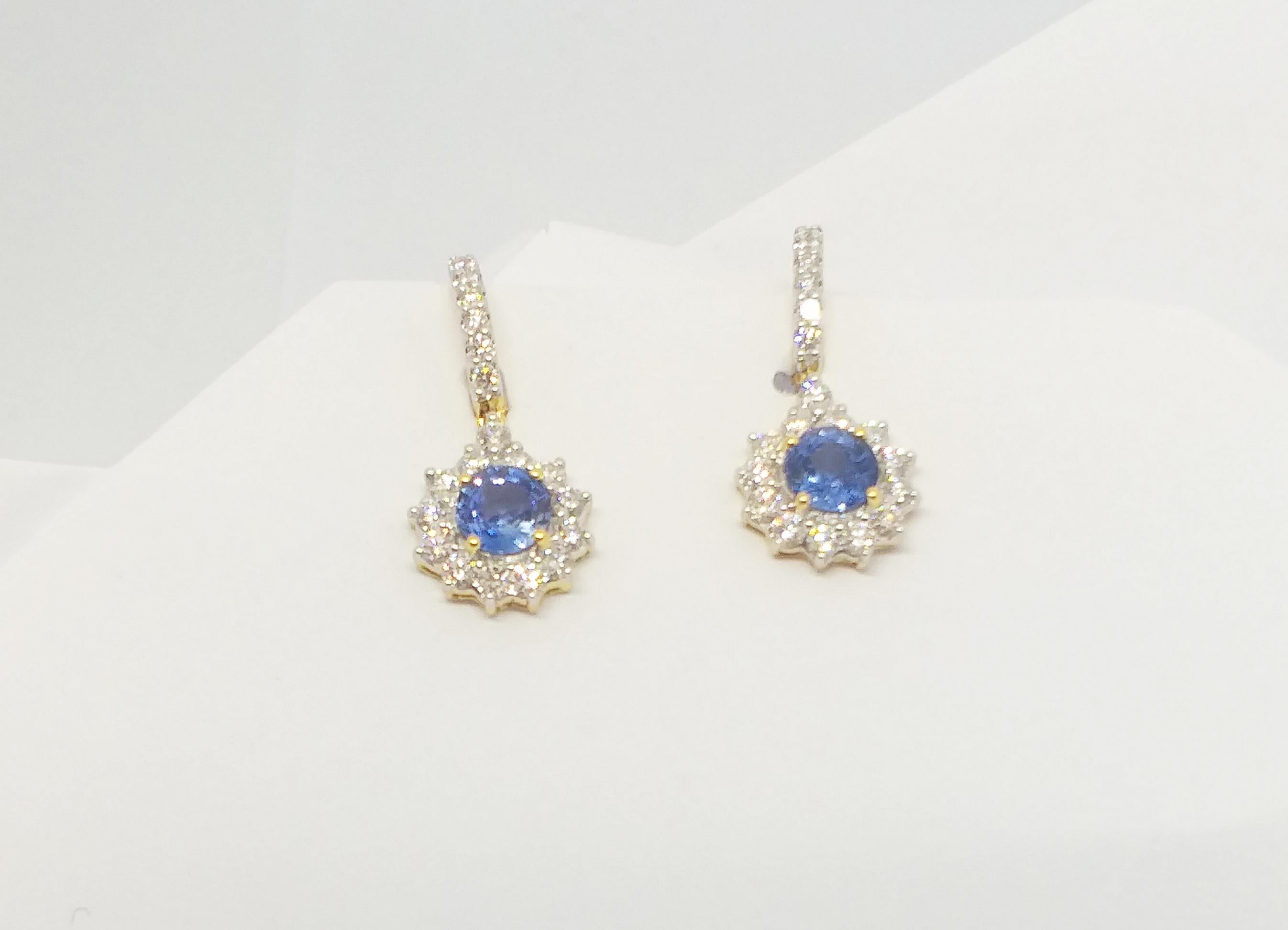 Blue Sapphire with Diamond Earrings set in 18K Gold Settings In New Condition For Sale In Bangkok, TH