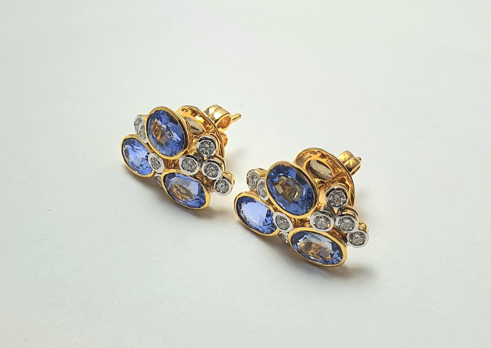 Orecchini con zaffiro blu e diamanti con montatura in oro 18K In condizioni Nuovo in vendita a Bangkok, TH