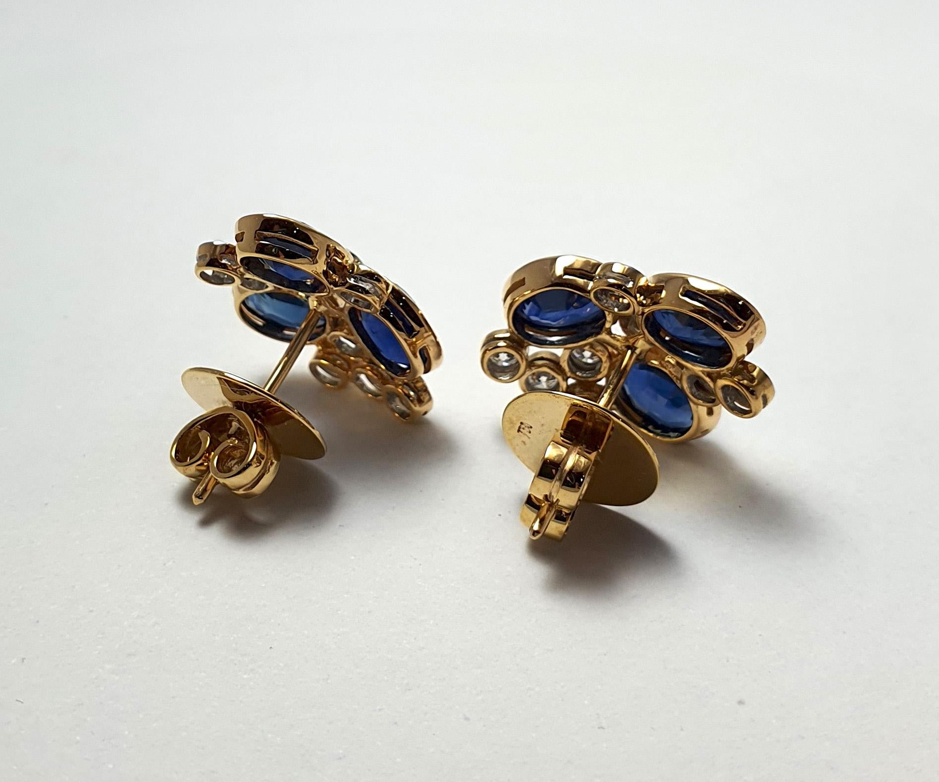 Orecchini con zaffiro blu e diamanti con montatura in oro 18K In condizioni Nuovo in vendita a Bangkok, TH
