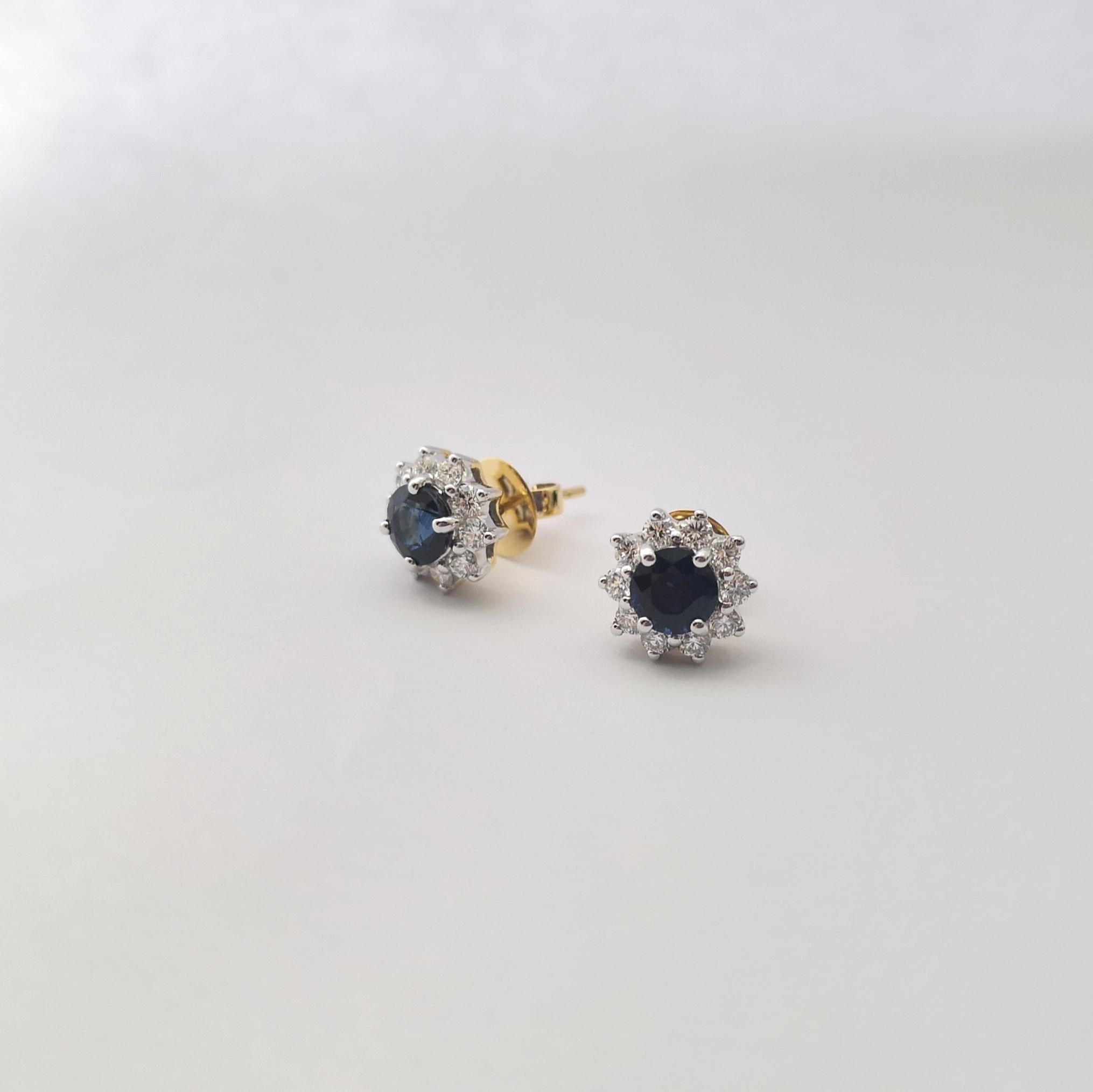 Blue Sapphire with Diamond Earrings set in 18K Gold Settings In New Condition For Sale In Bangkok, TH