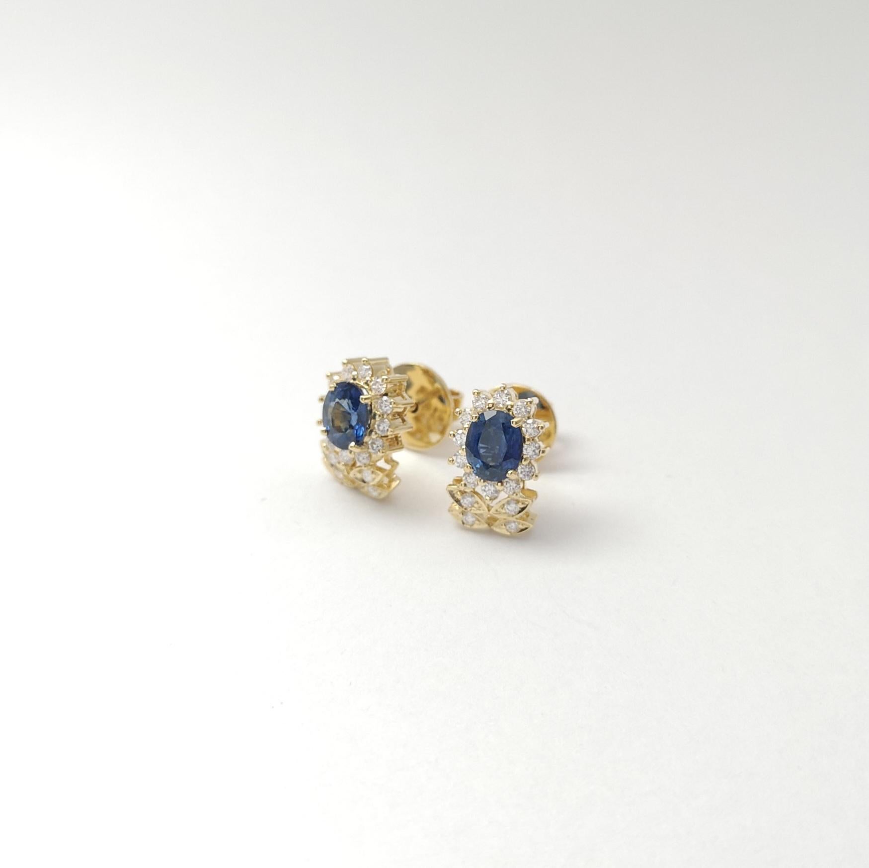 Blue Sapphire with Diamond Earrings set in 18K Gold Settings In New Condition For Sale In Bangkok, TH