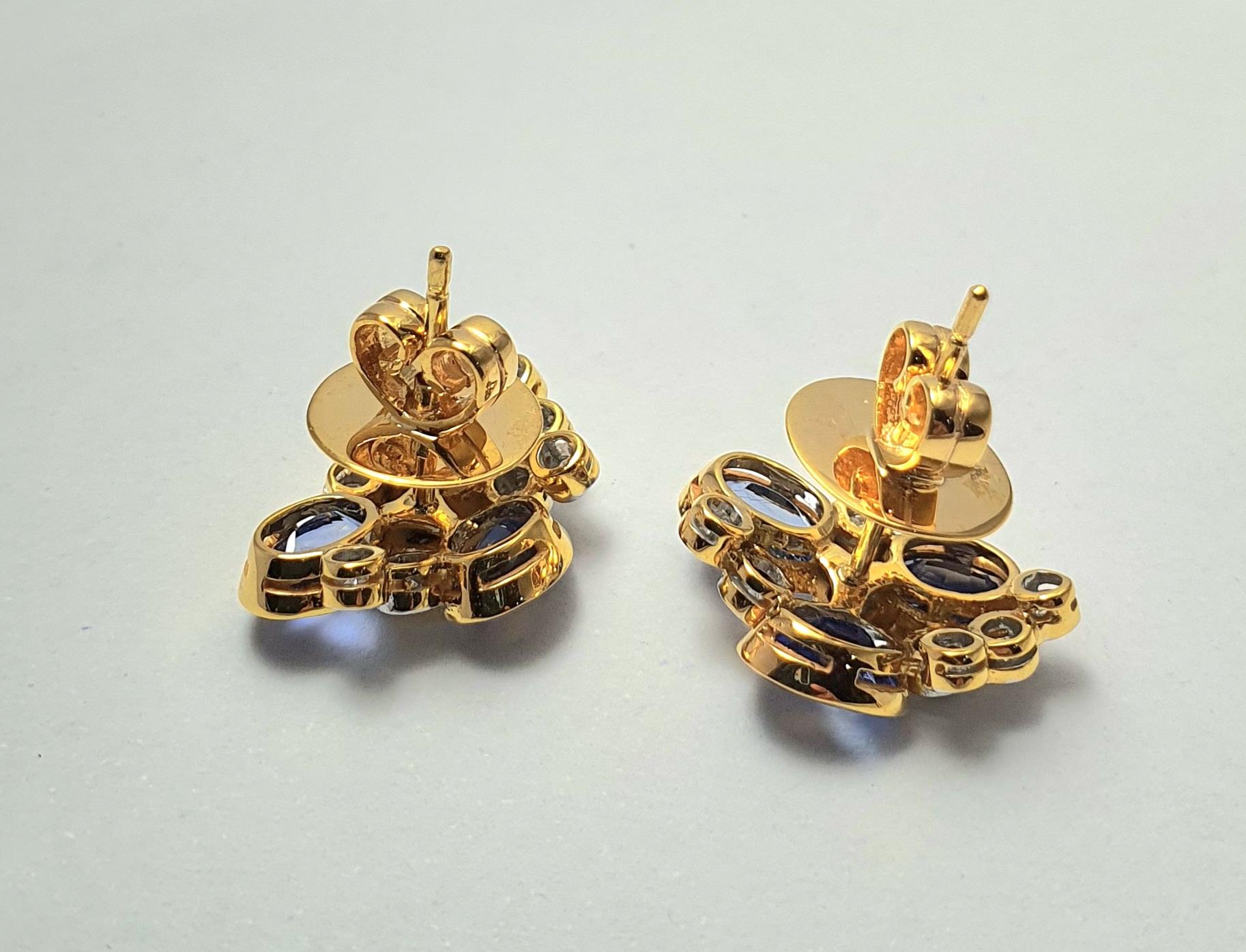 Donna Orecchini con zaffiro blu e diamanti con montatura in oro 18K in vendita