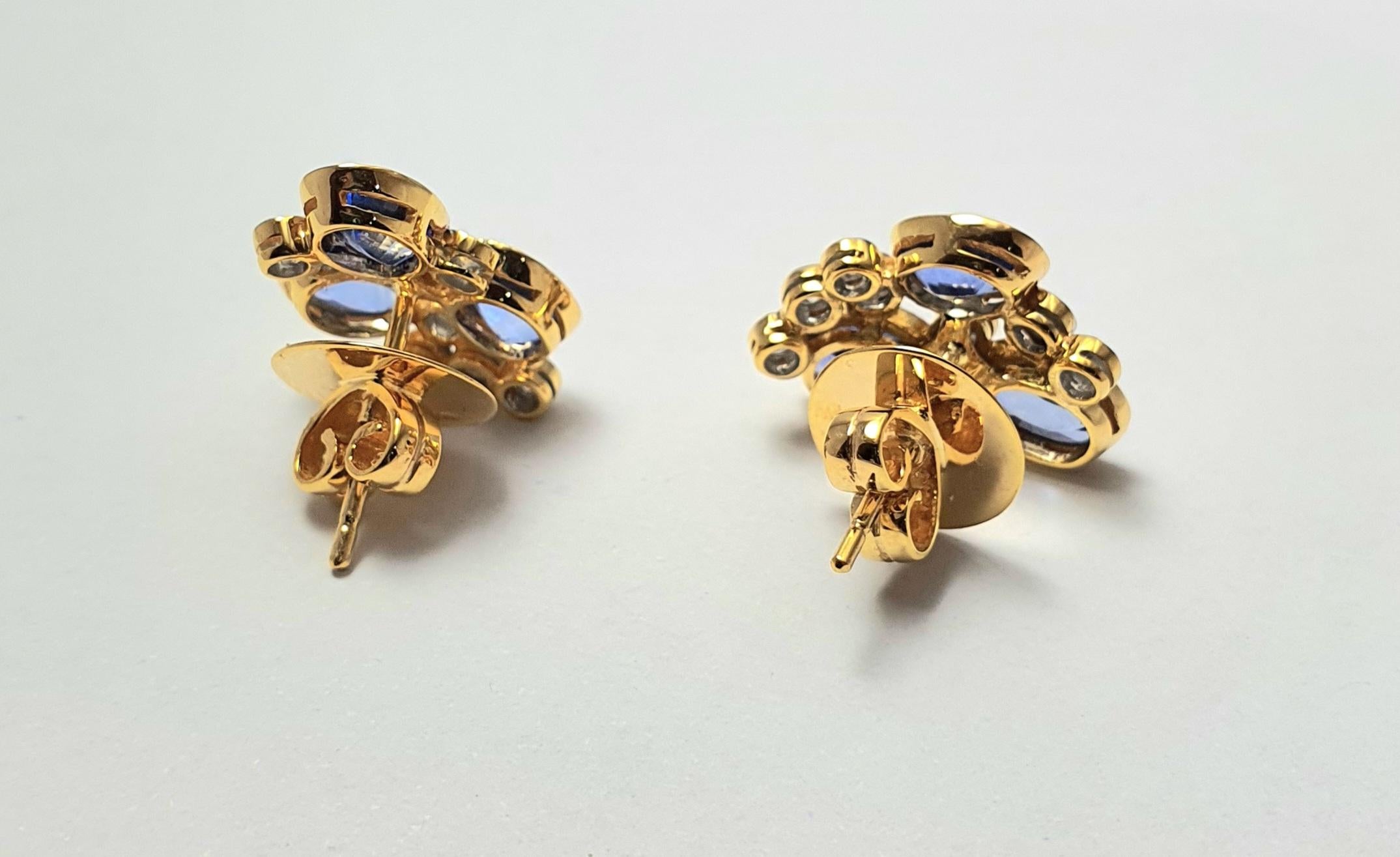 Orecchini con zaffiro blu e diamanti con montatura in oro 18K in vendita 1