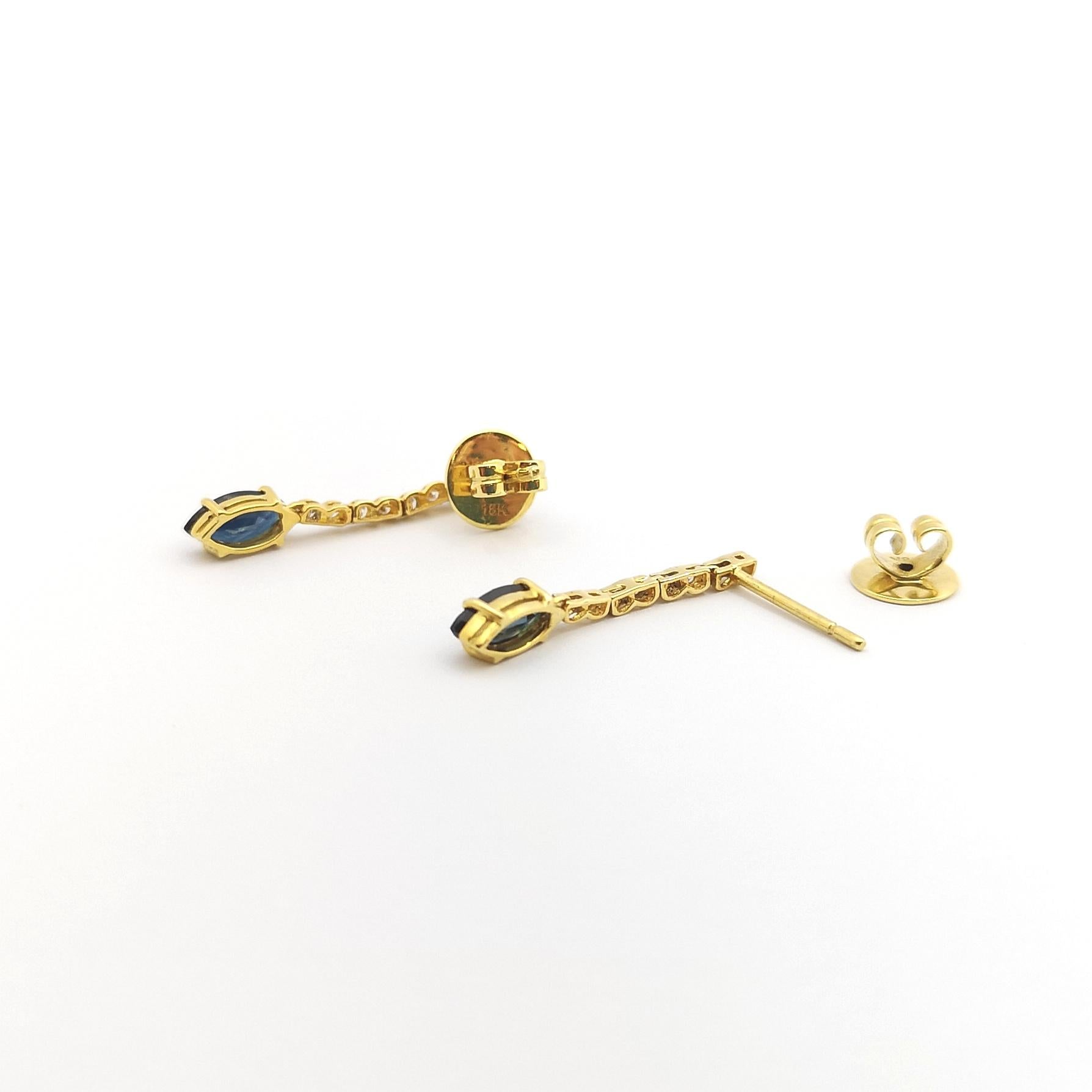 Boucles d'oreilles saphir bleu et diamant en or 18 carats en vente 3
